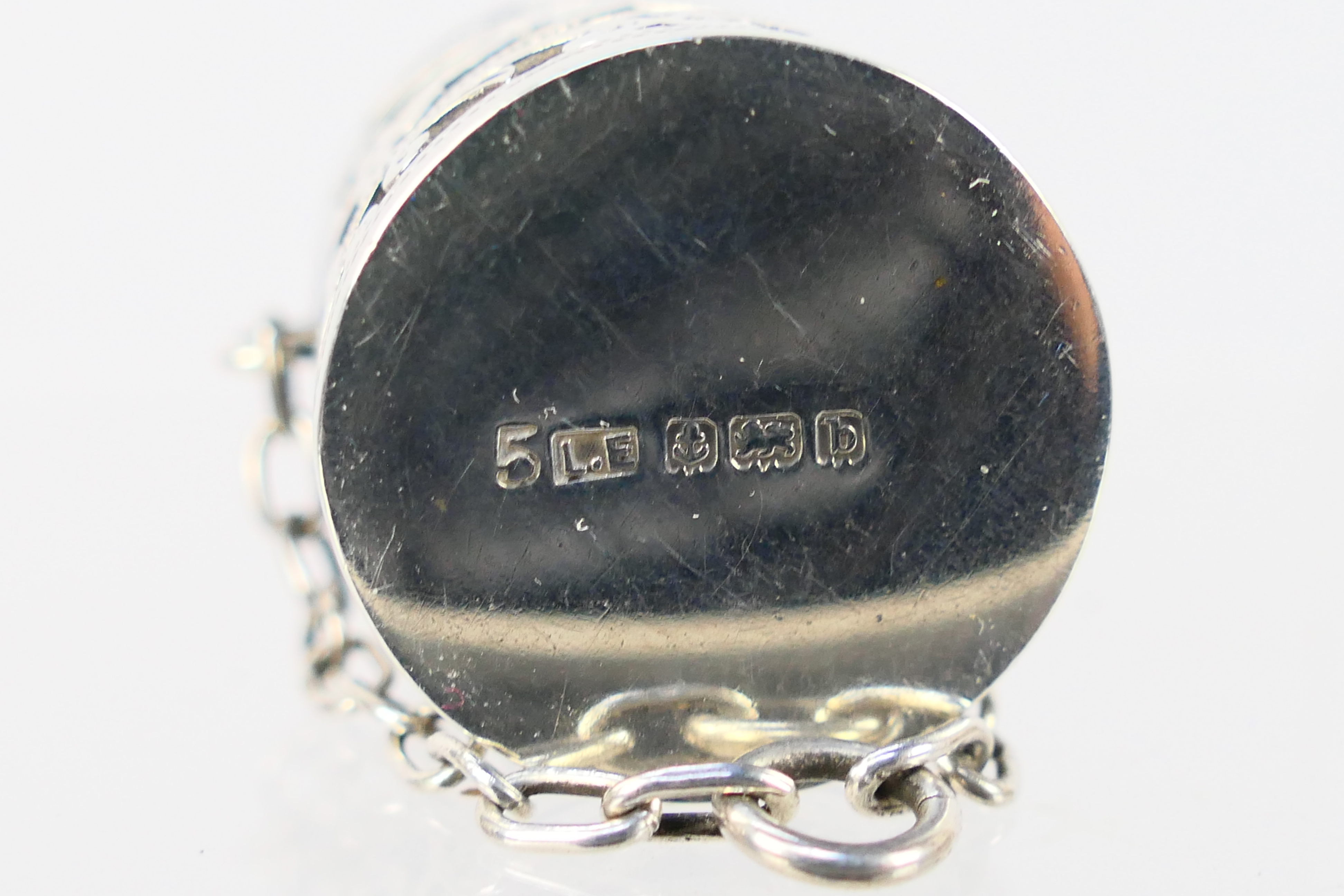 An Edwardian silver chatelaine thimble case with pierced and chased decoraction, - Image 6 of 6