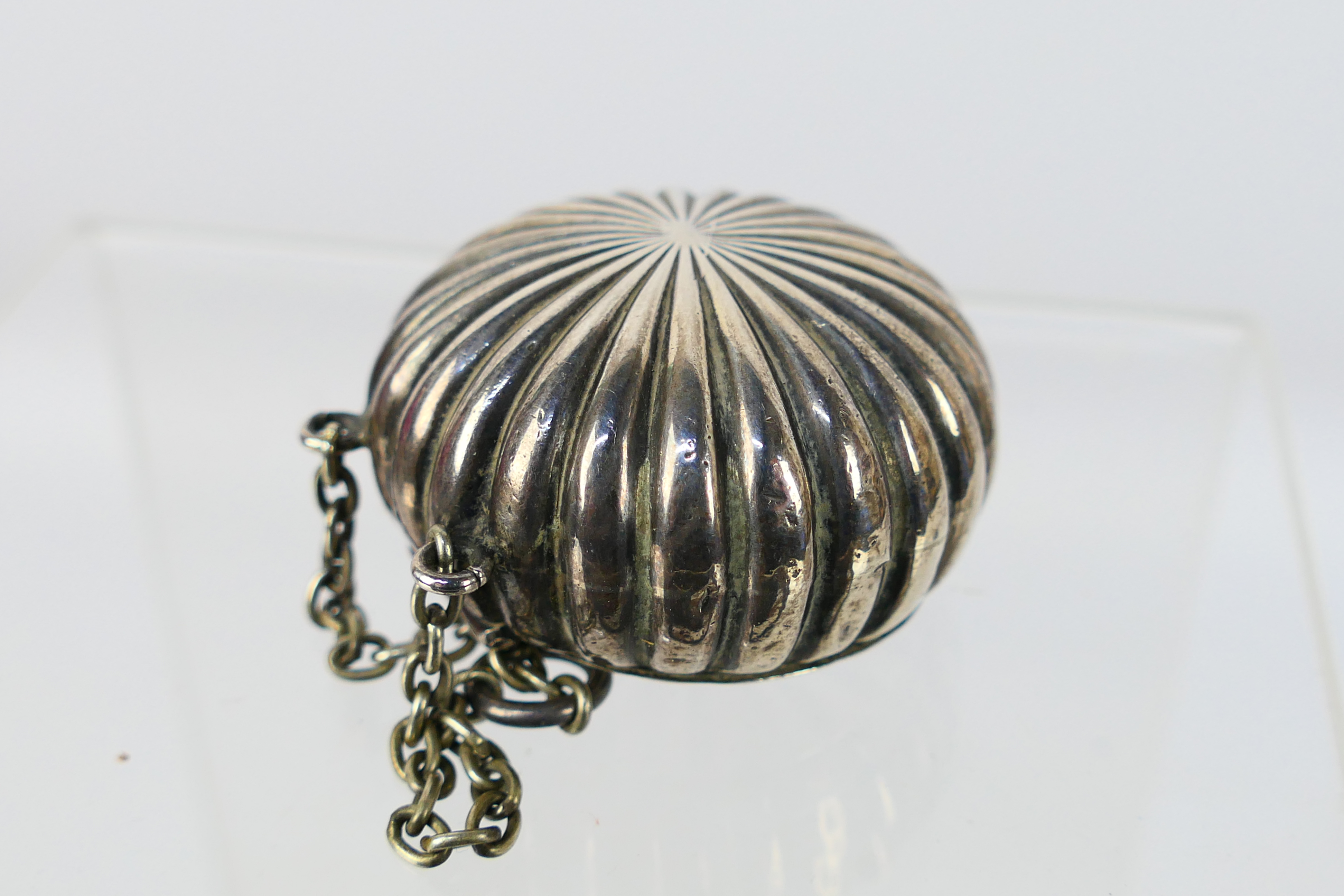 A Victorian silver chatelaine powder compact, Birmingham assay 1889. - Image 3 of 3