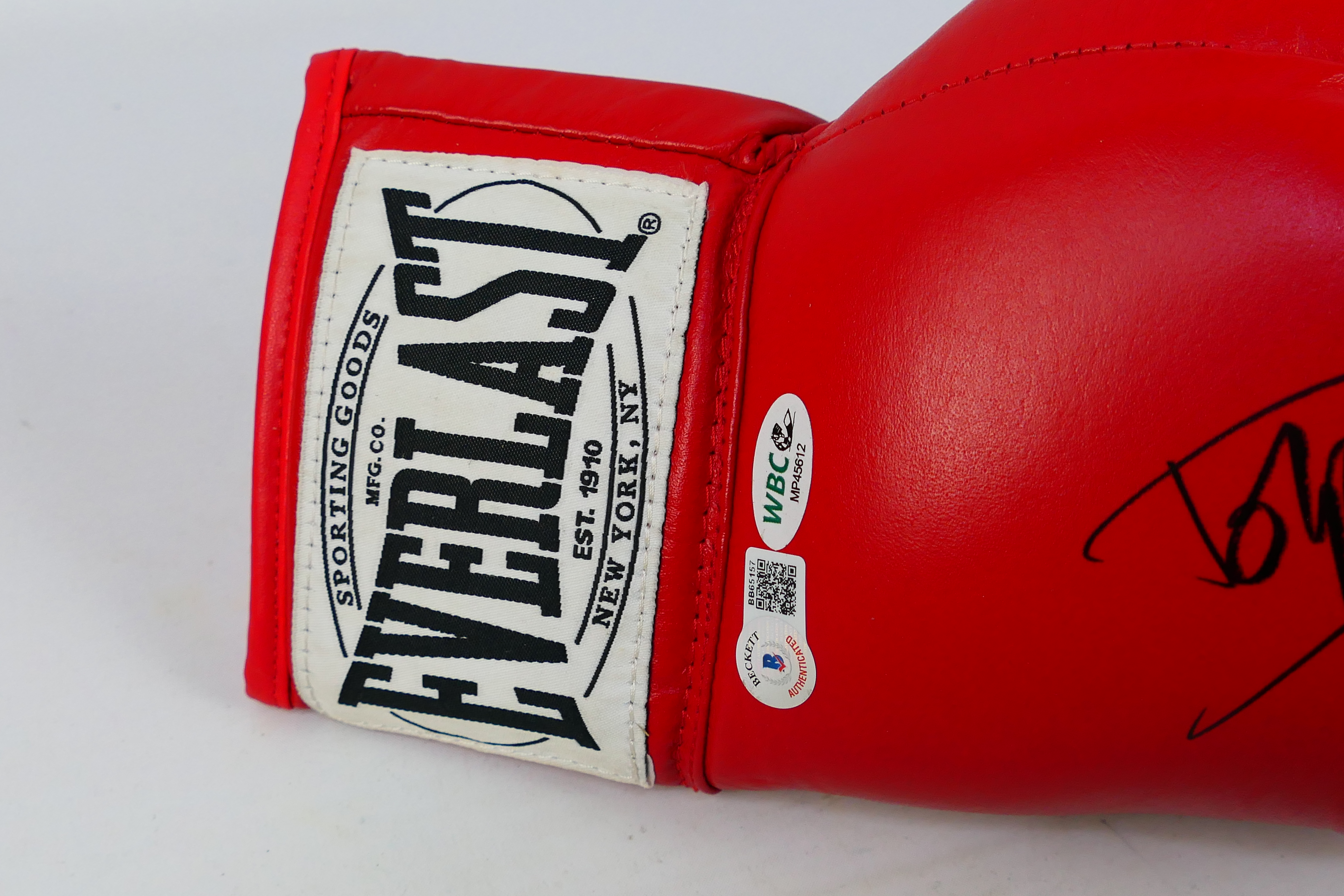 Rocky - A 10oz Everlast boxing glove signed by Dolph Lundgren, inscribed Drago below the signature, - Image 3 of 5