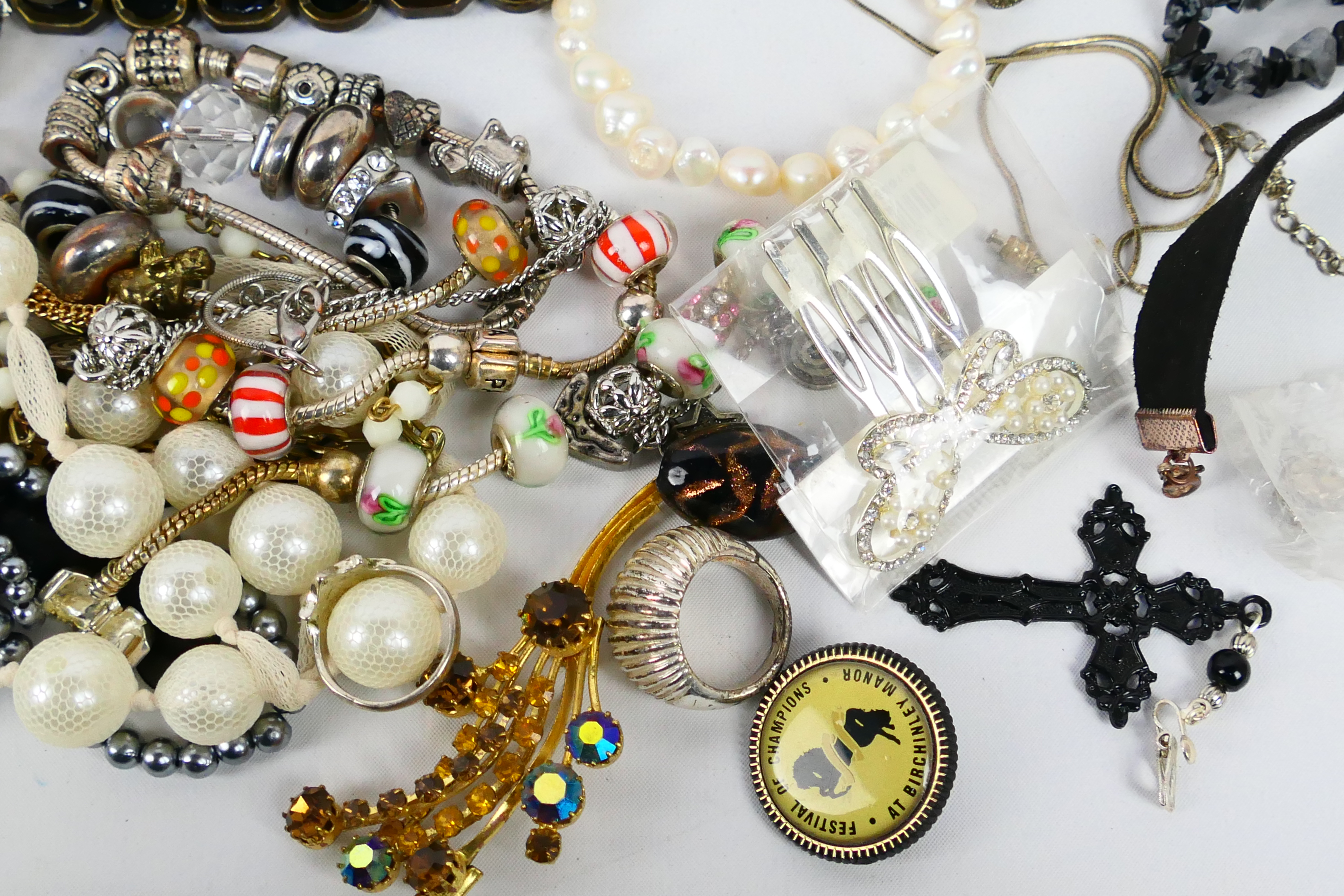 A varied collection of costume jewellery, some pieces stamped 925. - Image 9 of 10