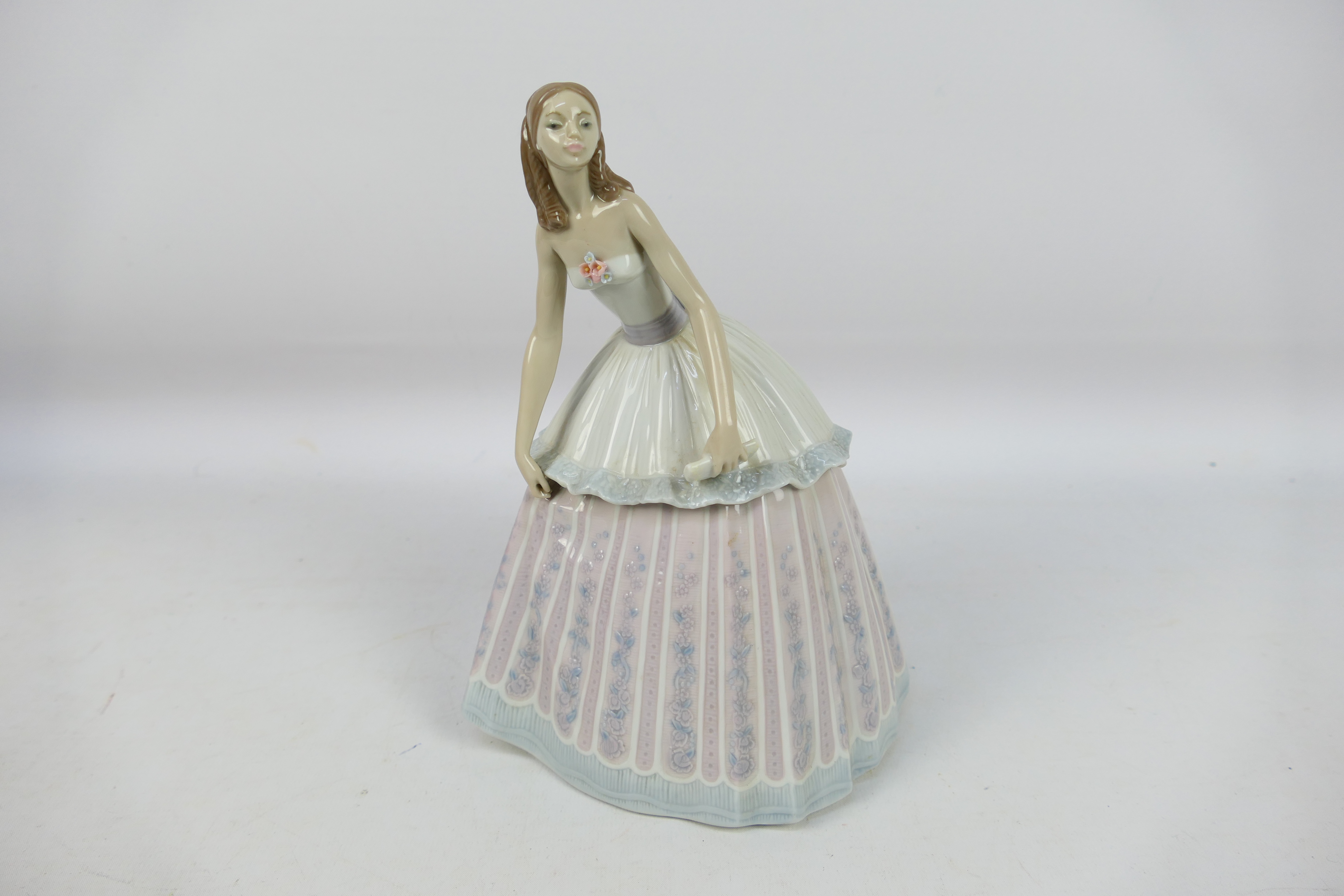 A boxed Lladro figure, Waiting To Dance, # 5858, approximately 22 cm (h). - Image 2 of 5