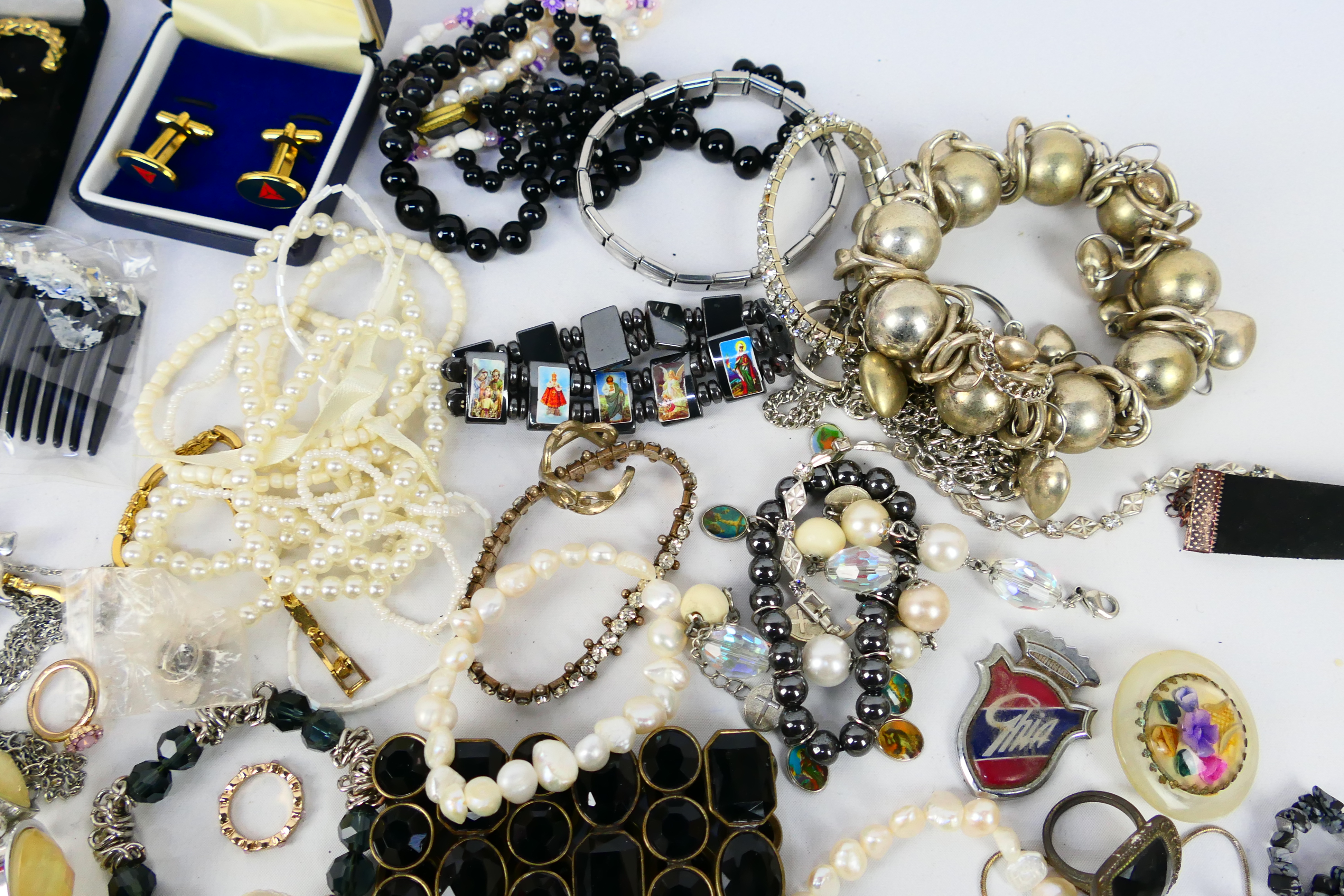 A varied collection of costume jewellery, some pieces stamped 925. - Image 10 of 10