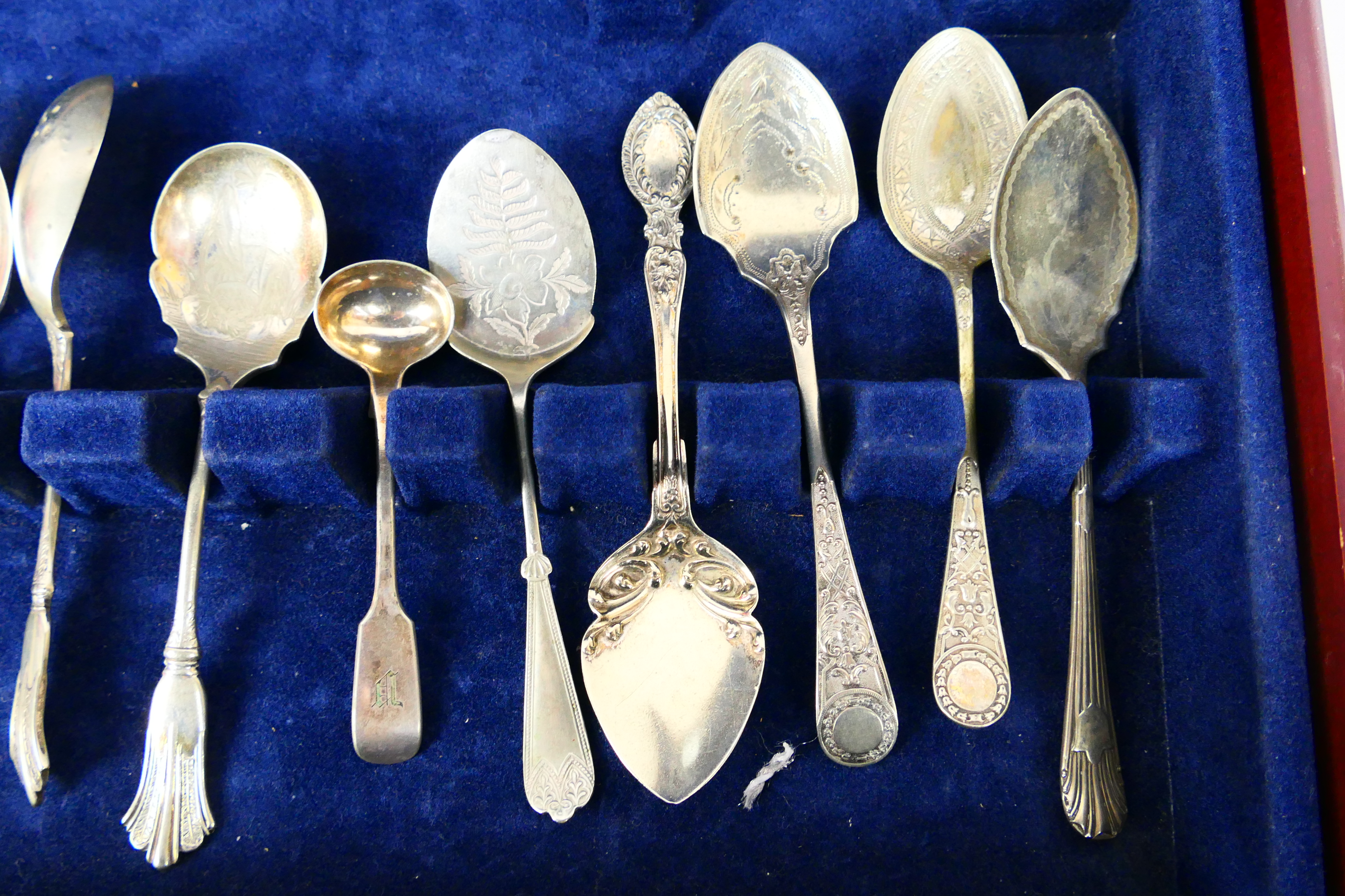 A collection of various plated spoons / serving items, contained in canteen. - Image 4 of 10