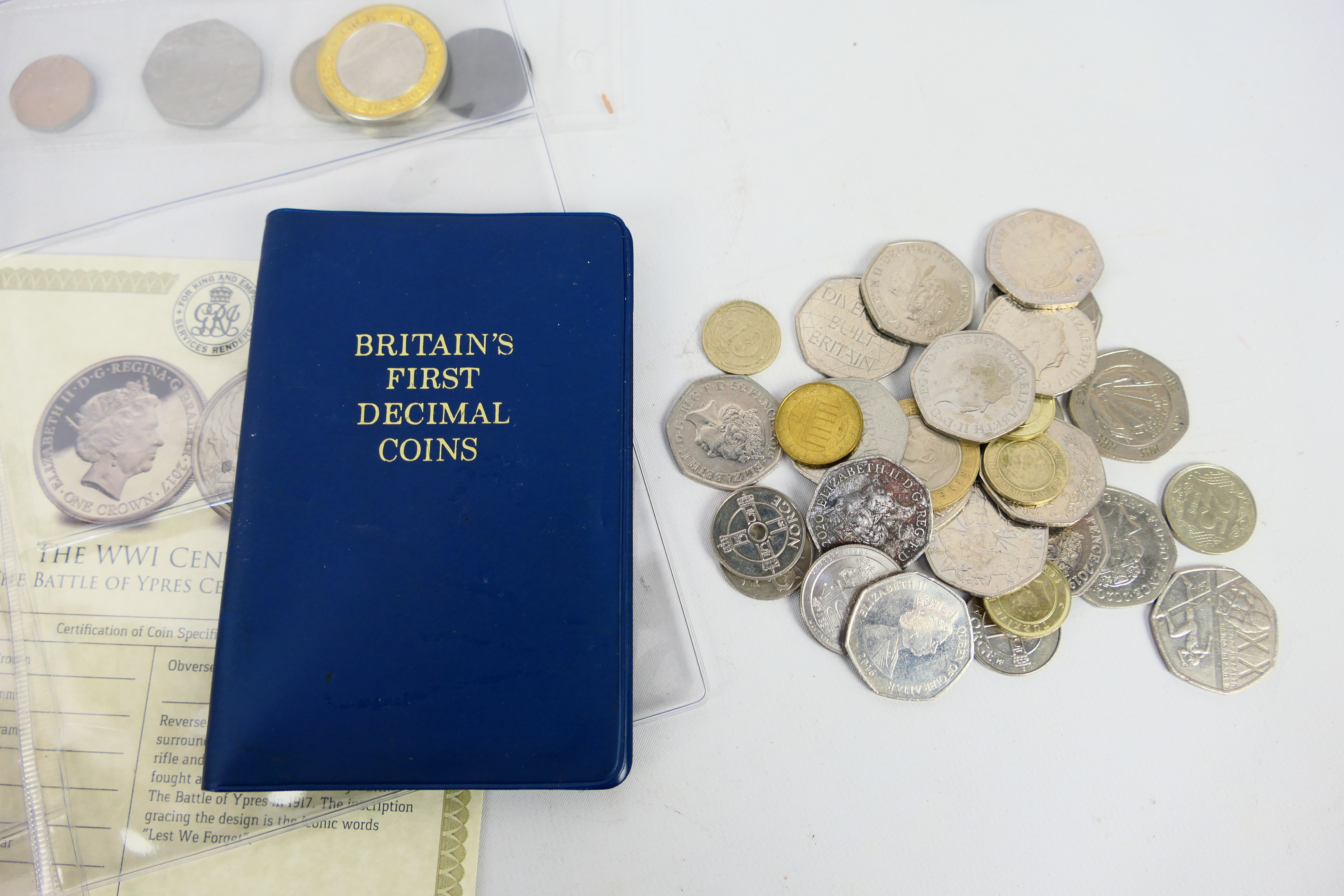 A collection of UK and foreign coins to include collectable fifty pence (50p) examples and other. - Image 8 of 10