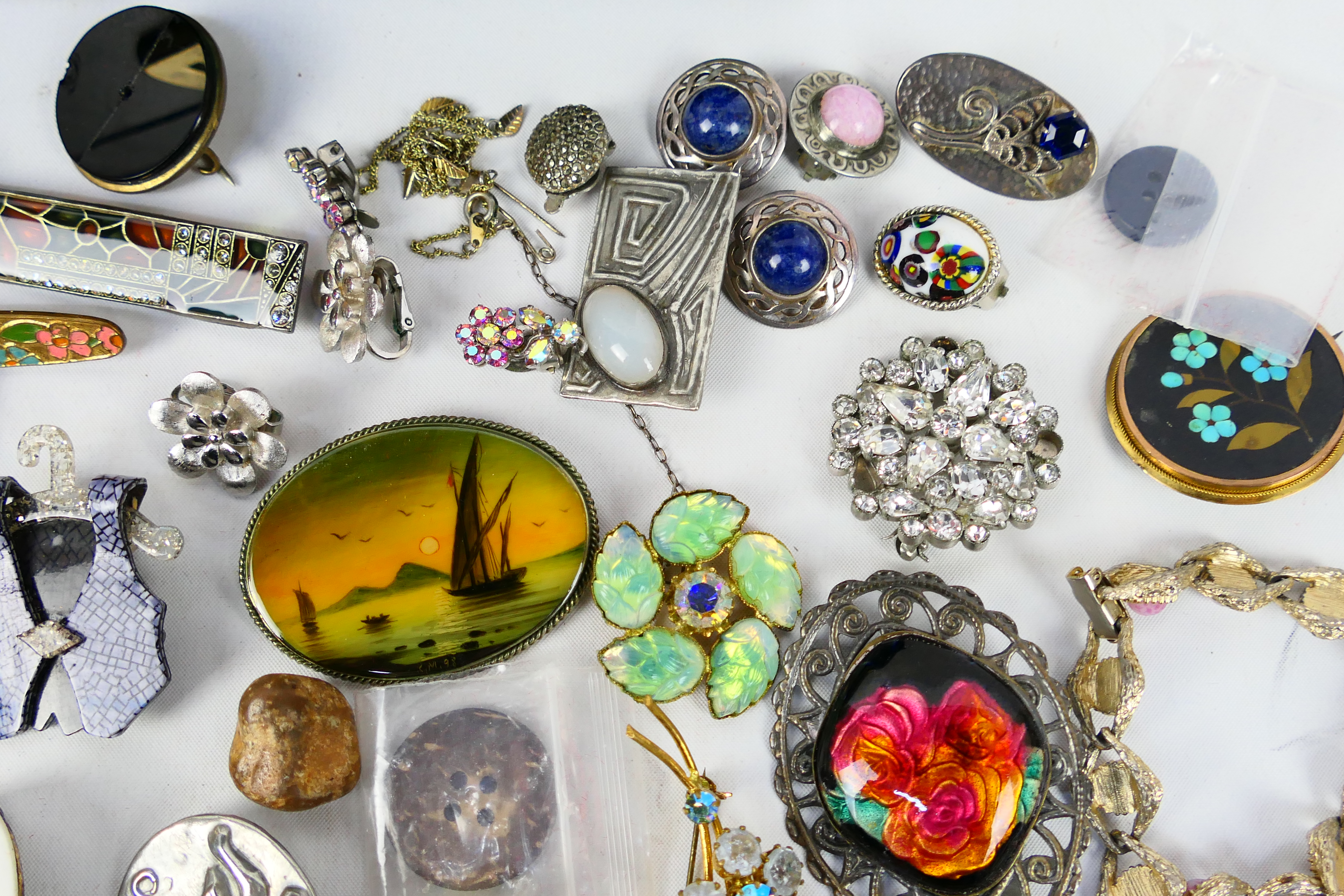 A jewellery box containing a collection of costume jewellery to include necklace, brooches, - Image 6 of 10