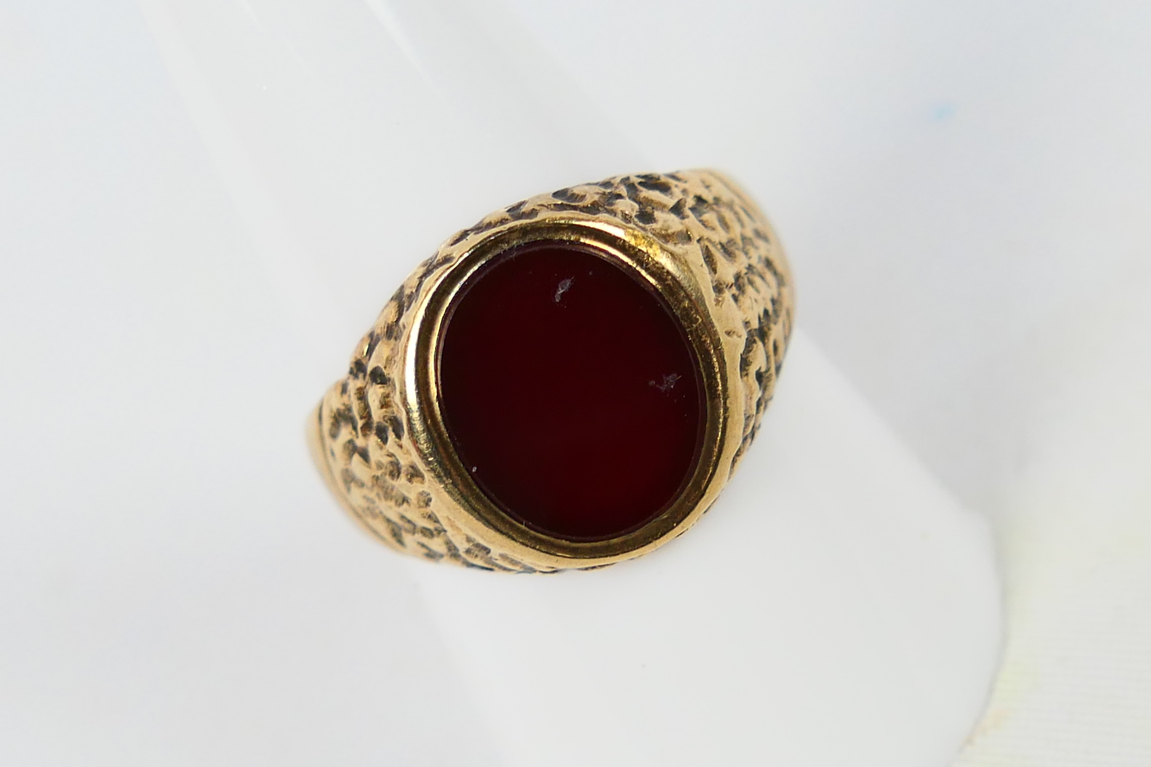 A gentleman's 9ct yellow gold signet ring set with carnelian, size S, approximately 6.1 grams.