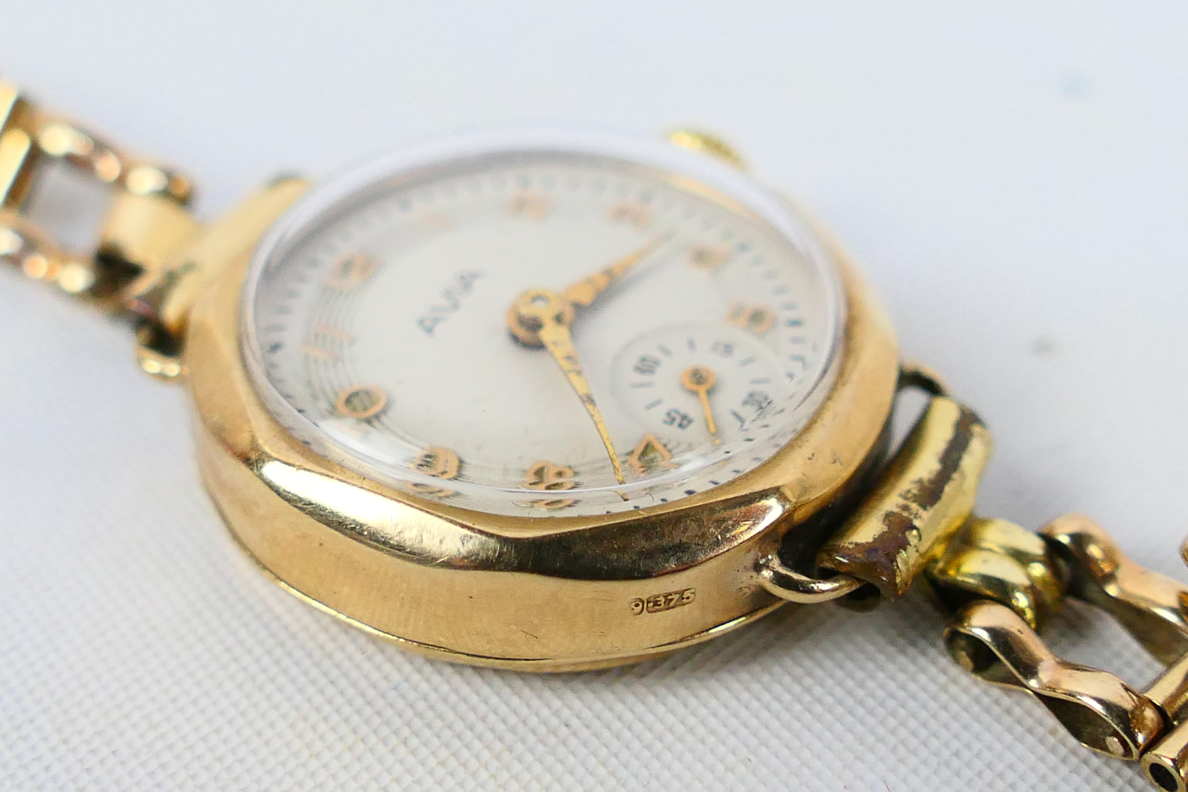 A lady's 9ct yellow gold cased Avia wrist watch on 9ct gold bracelet, approximately 8. - Image 4 of 6