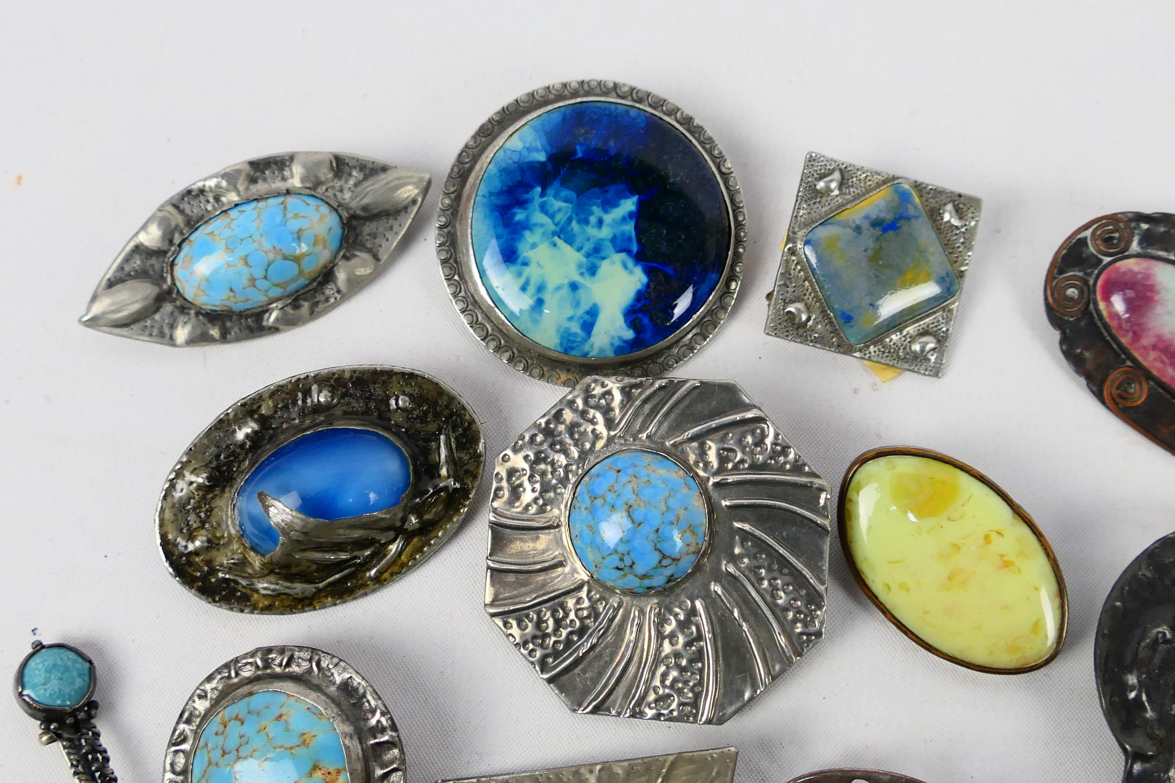 A good collection of Ruskin style brooches. - Image 2 of 5