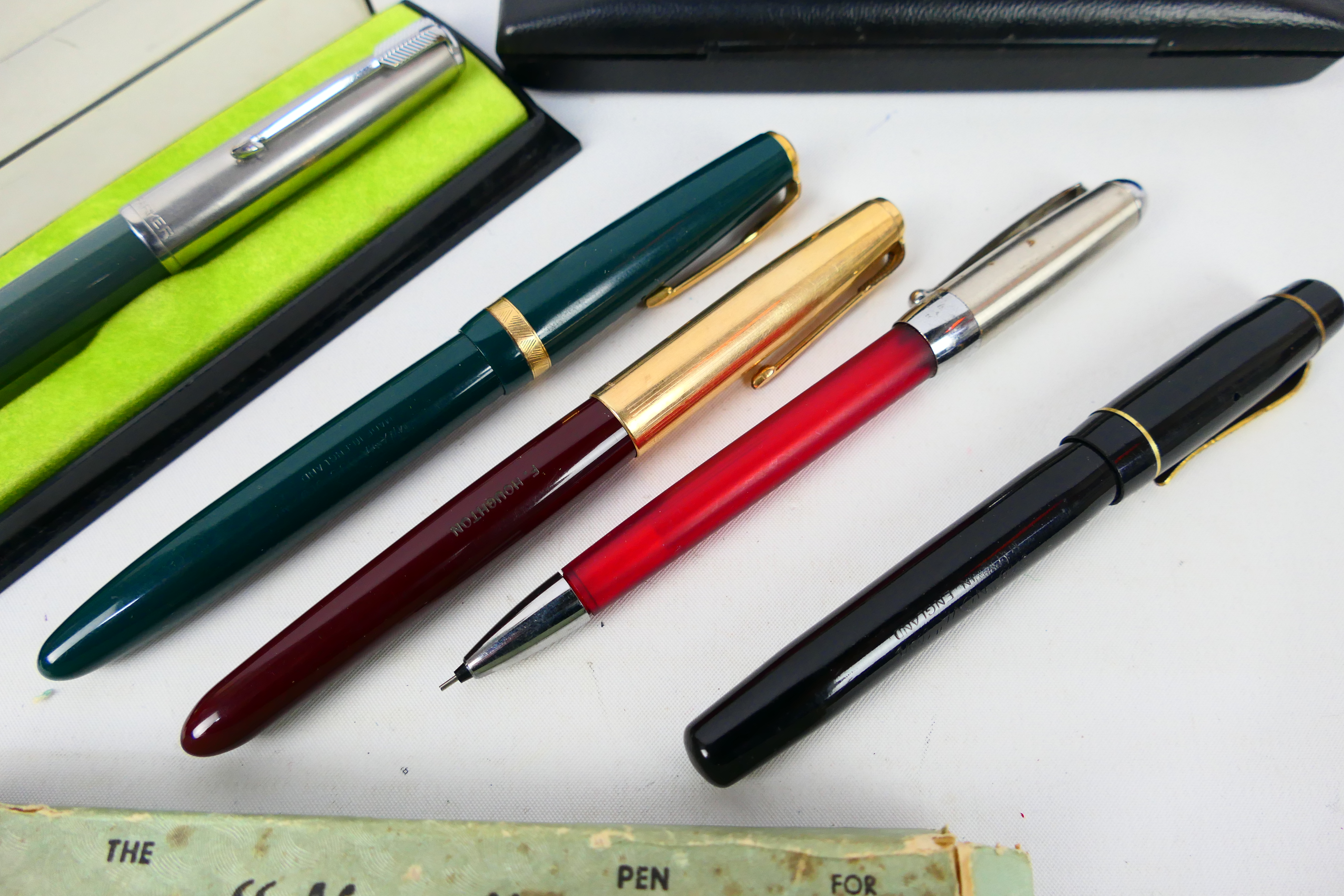 A collection of fountain pens and a mechanical pencil to include Parker, The Nova Pen and other, - Image 3 of 6