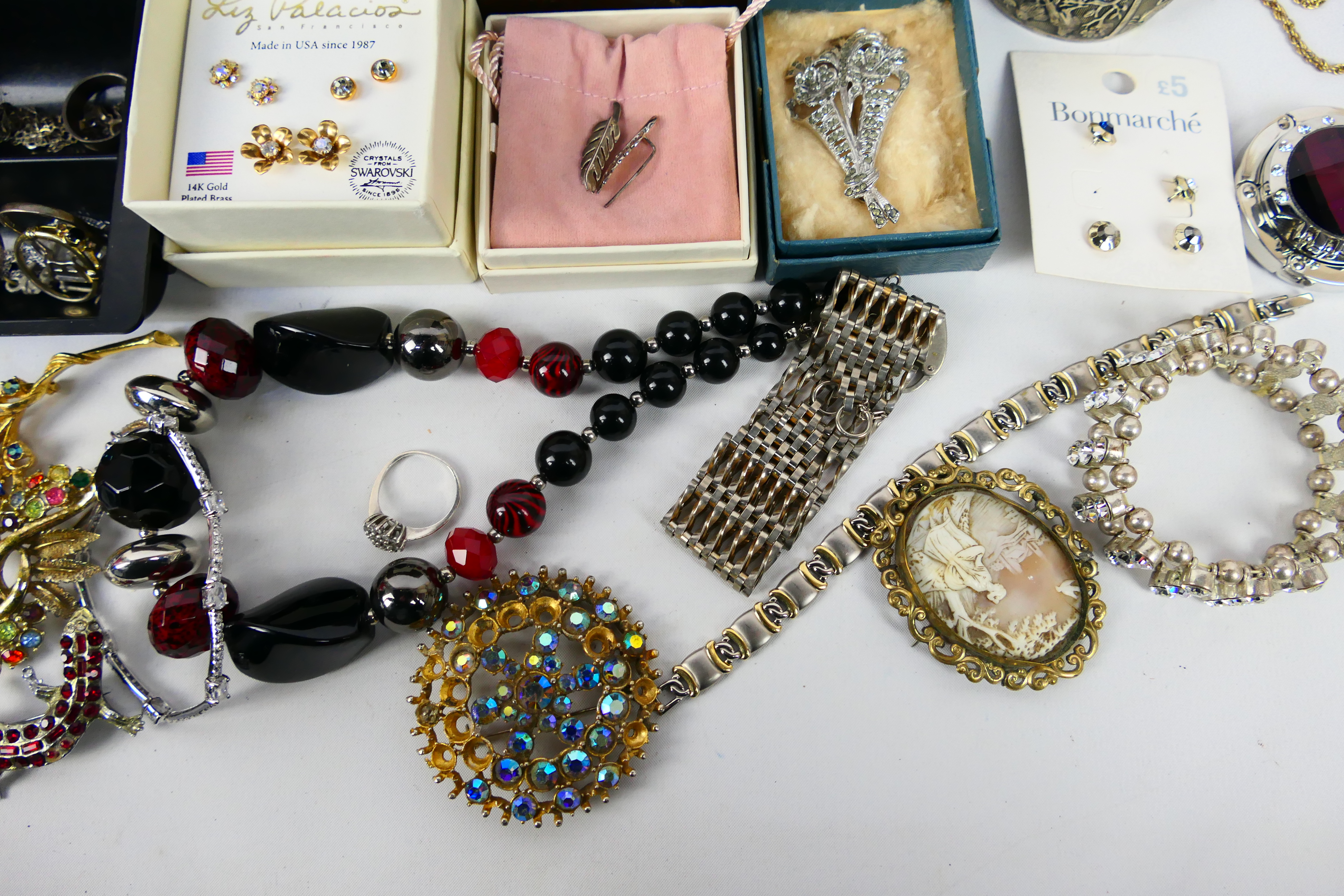 A varied collection of costume jewellery, some pieces stamped 925. - Image 8 of 11