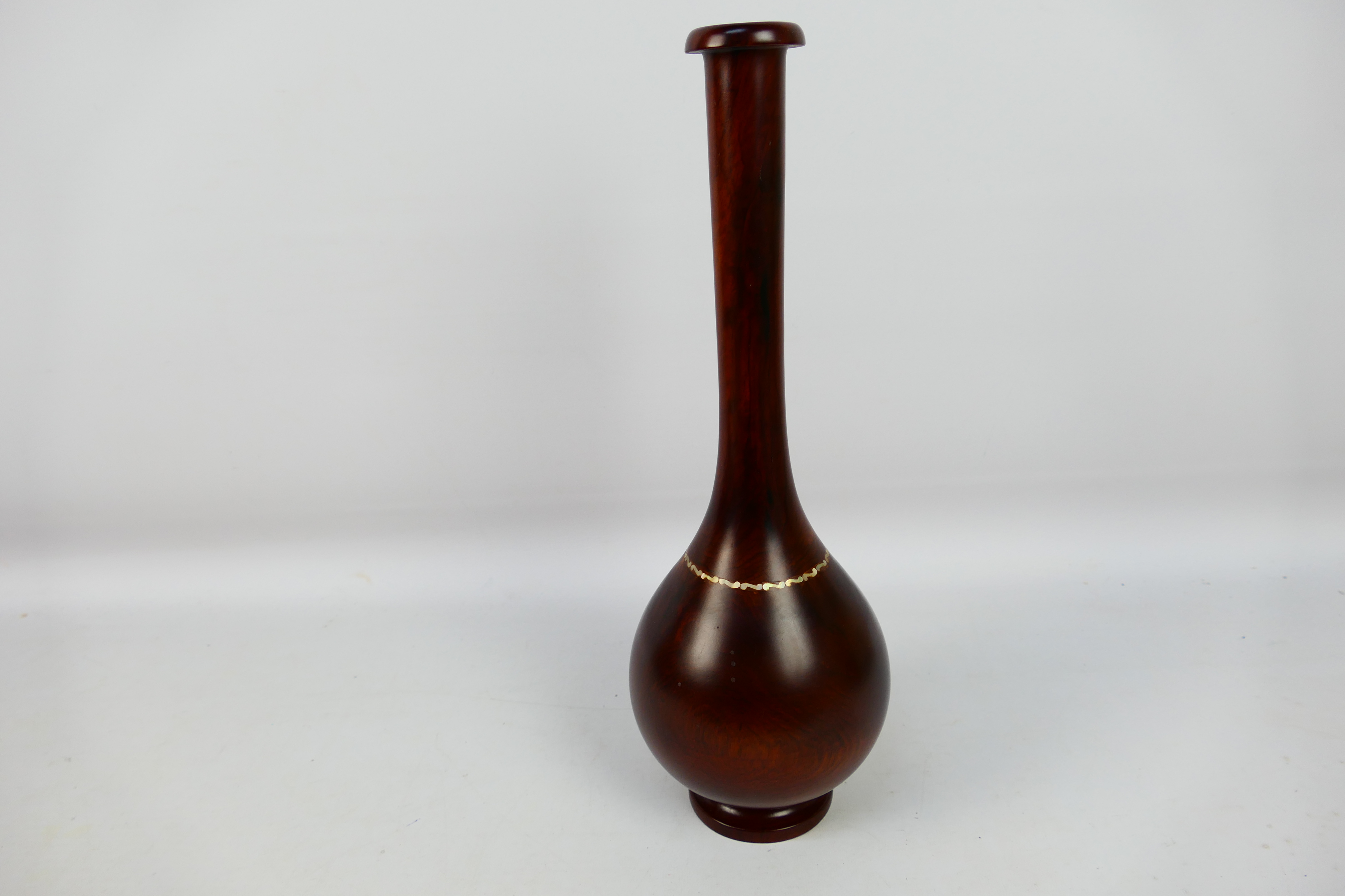 2 x Chinese wooden items to include a wooden vase with dragon patterns, - Image 3 of 7