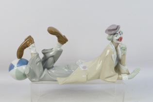 Lladro - A large figure depicting a recumbent clown with a ball, # 4618, Clown,