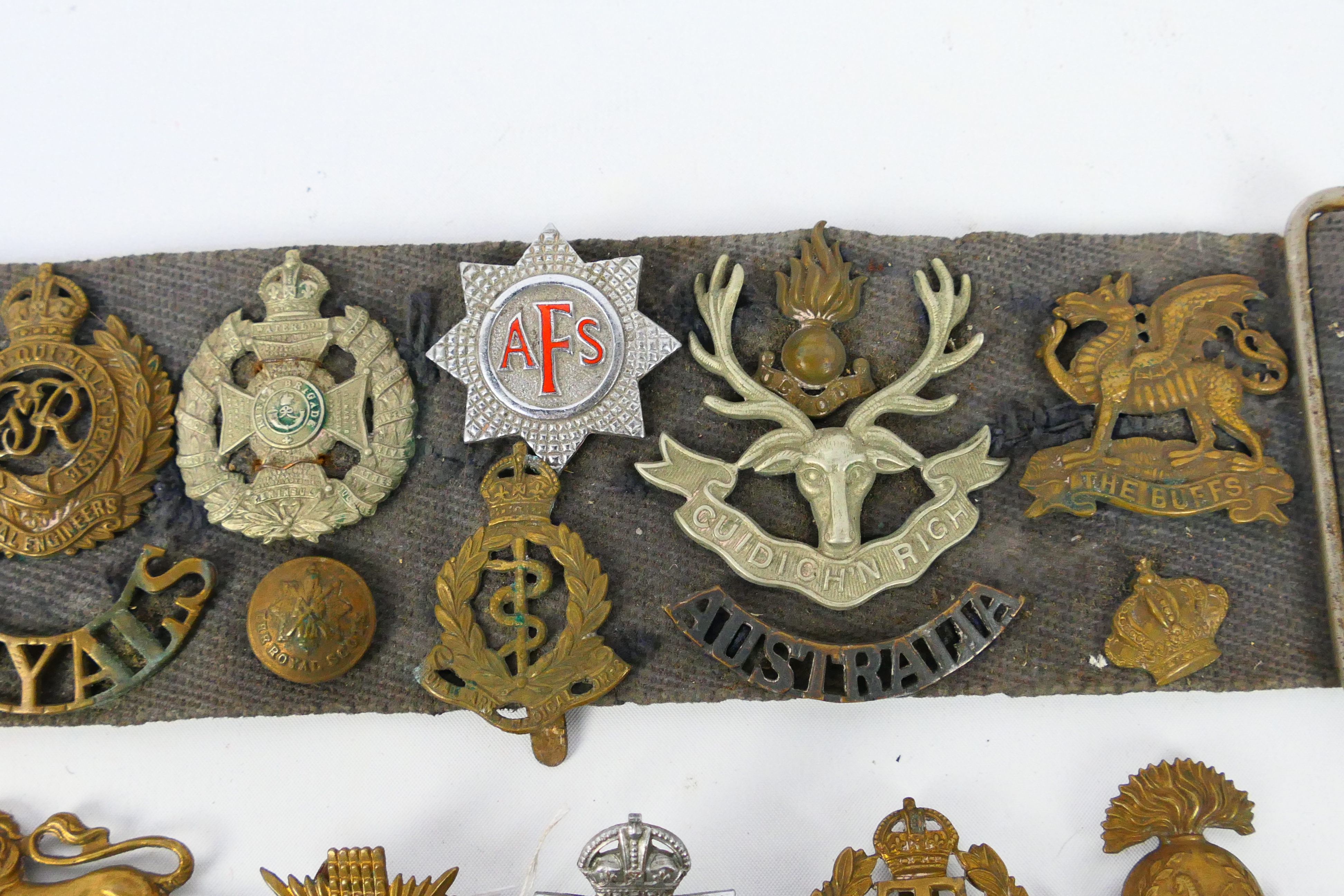 A collection of cap badges and similar insignia to include Royal East Kent, Rifle Brigade, - Image 4 of 12