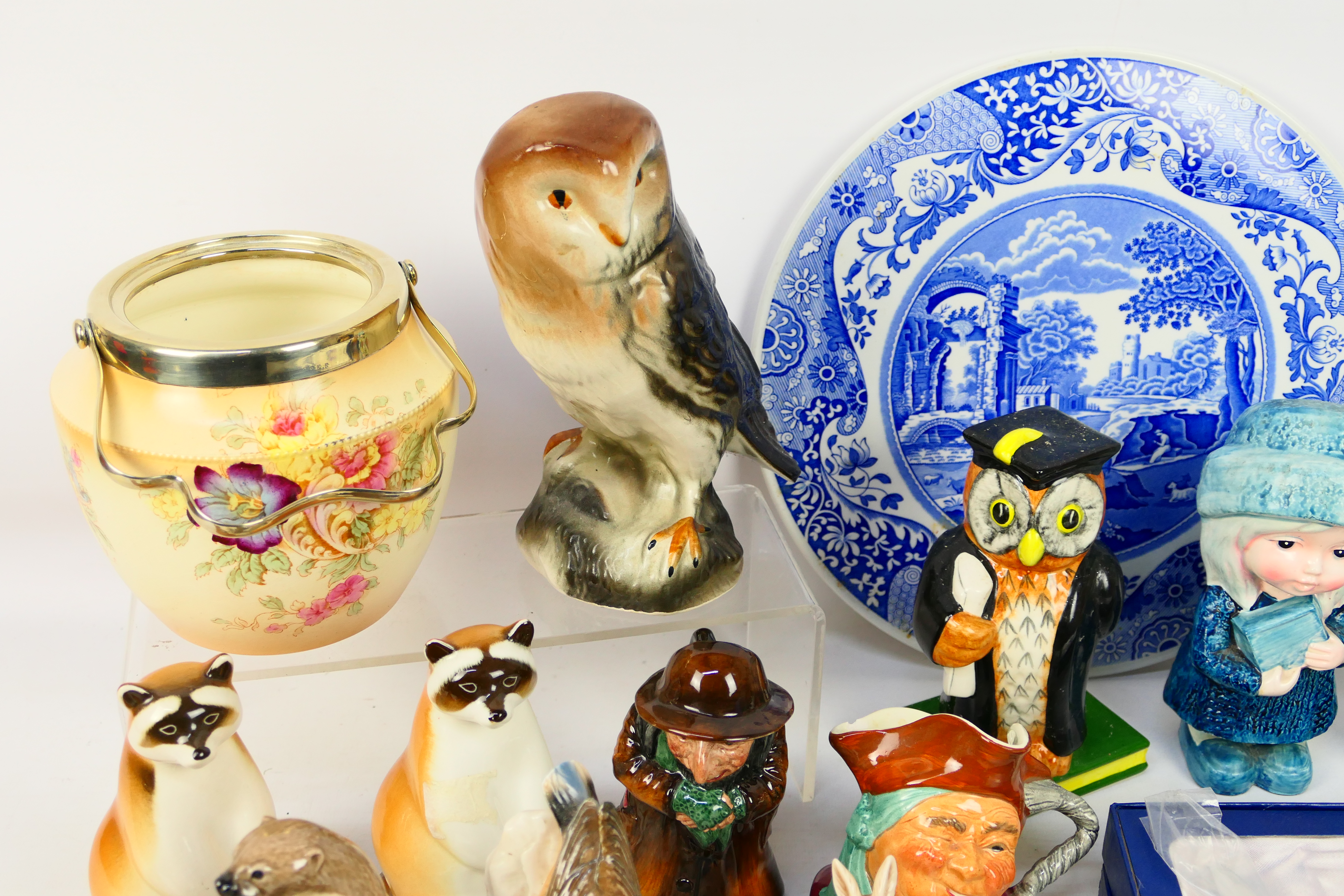 A mixed lot to include a small Moorcroft Pottery pin dish, Goebel bird figure, Wade bird figure, - Image 2 of 5