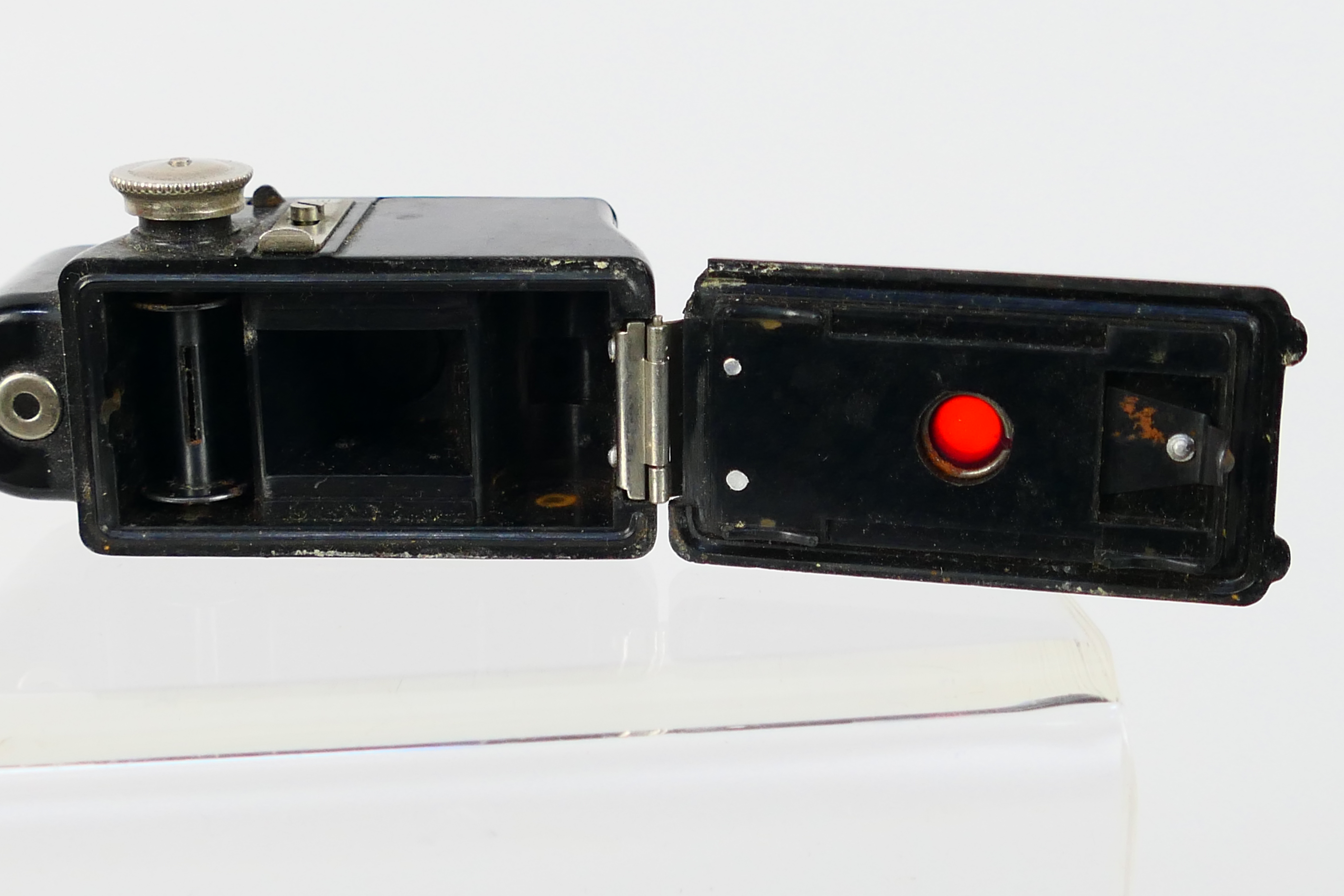 A Coronet Midget 16 mm subminiature camera, black bakelite case, 6.5 cm (h). - Image 6 of 6