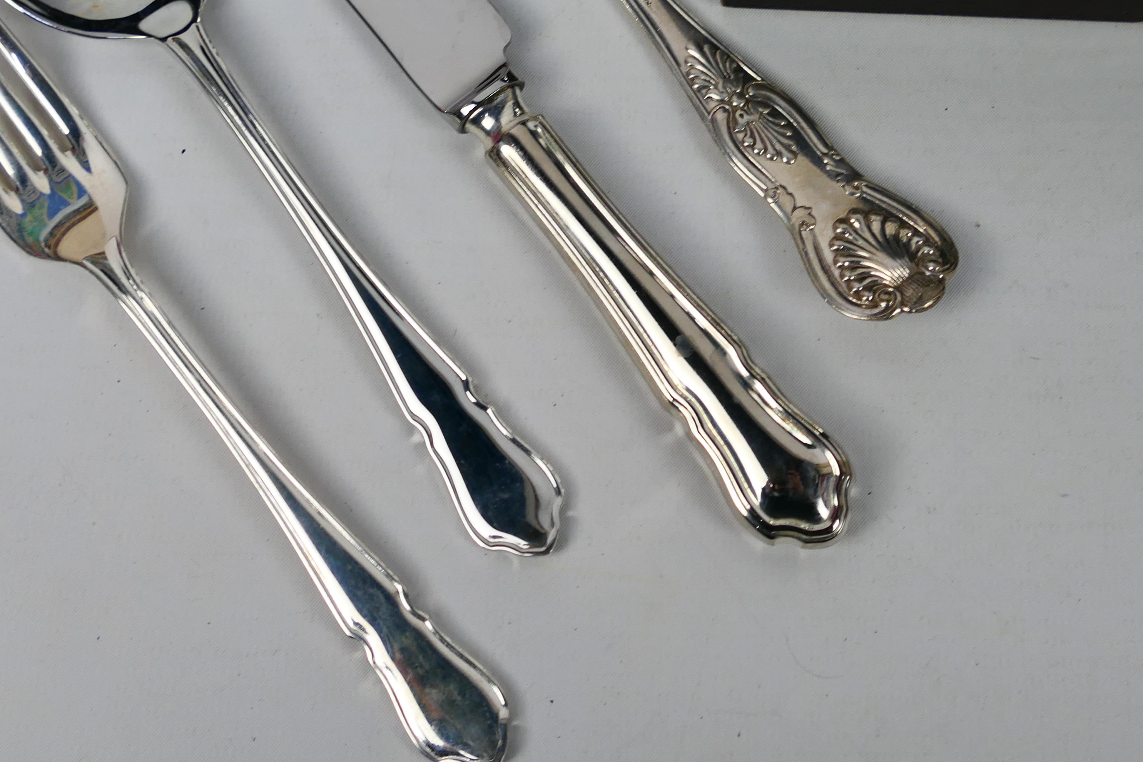 A canteen of Sanders & Bowers silver plated cutlery. - Image 4 of 7
