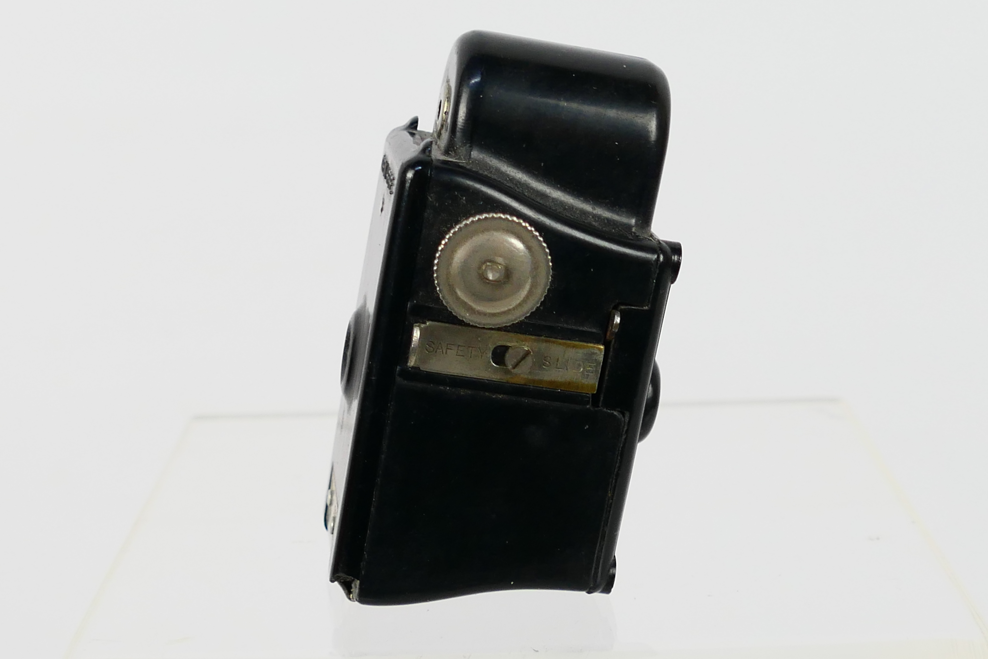 A Coronet Midget 16 mm subminiature camera, black bakelite case, 6.5 cm (h). - Image 4 of 6