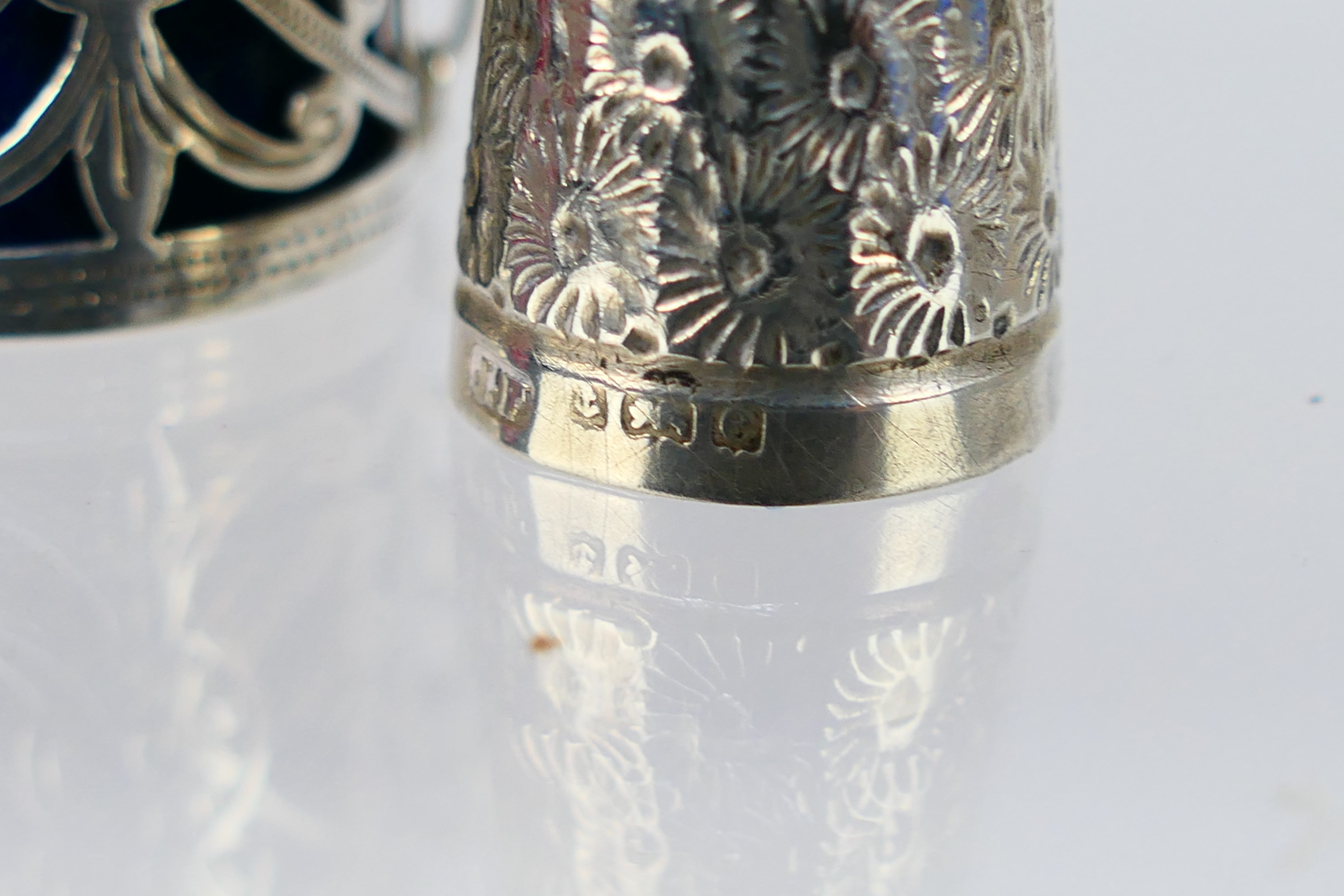 An Edwardian silver chatelaine thimble case with pierced and chased decoraction, - Image 3 of 6