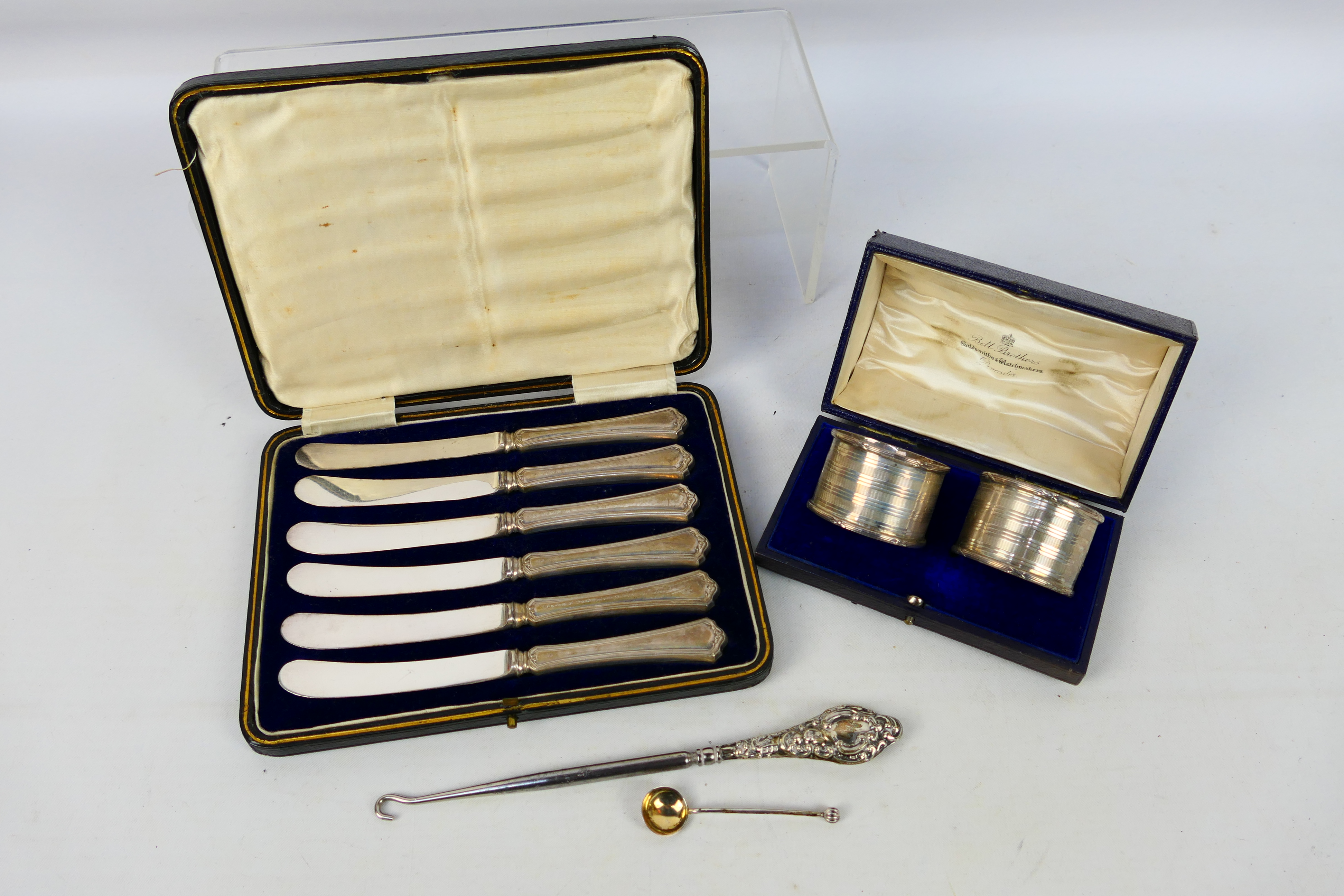 Silver Group - Lot to include a set of six silver handled butter knives contained in case,
