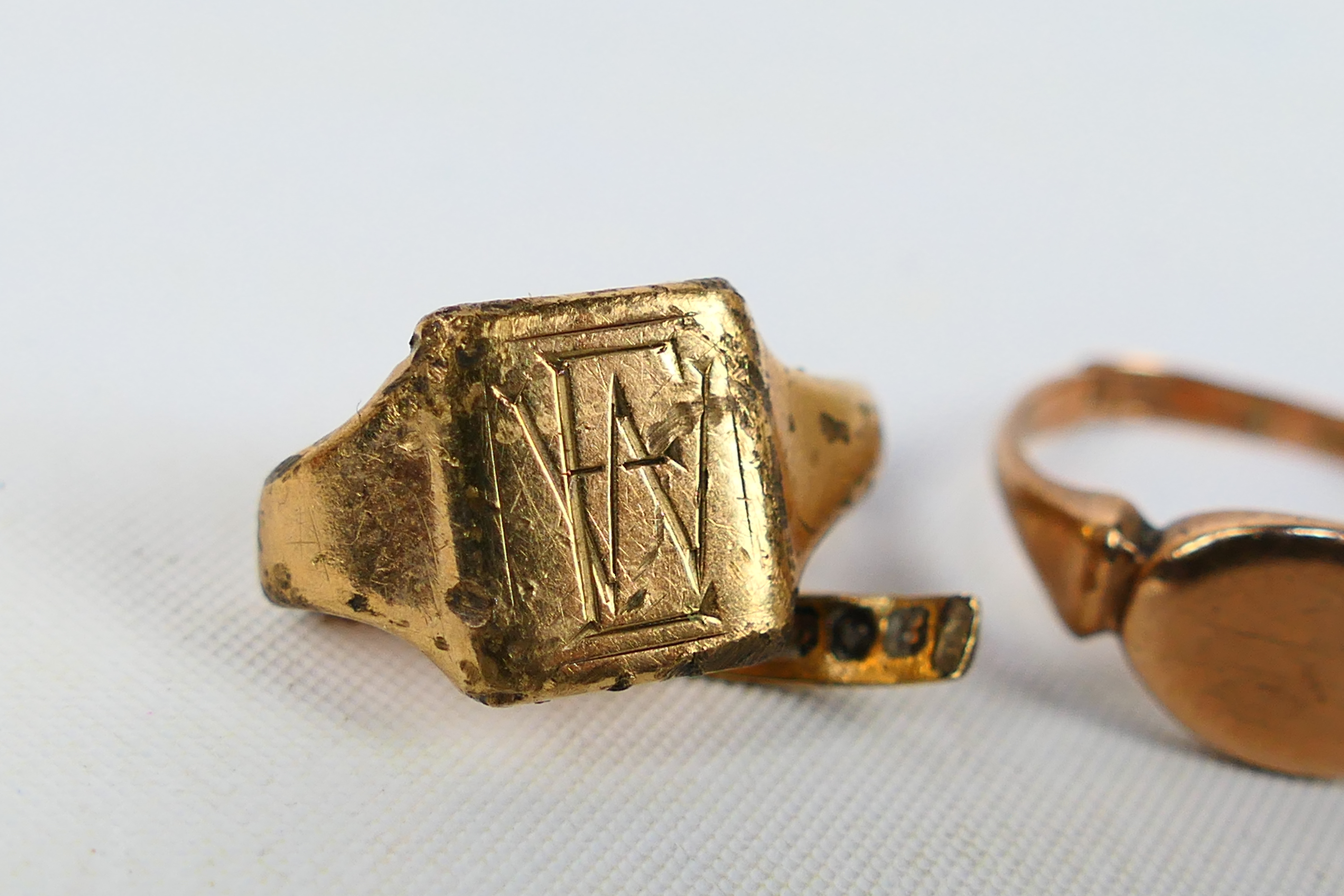 9ct Gold - Three 9ct gold rings, all with cut shanks, approximately 6.2 grams. - Image 4 of 5
