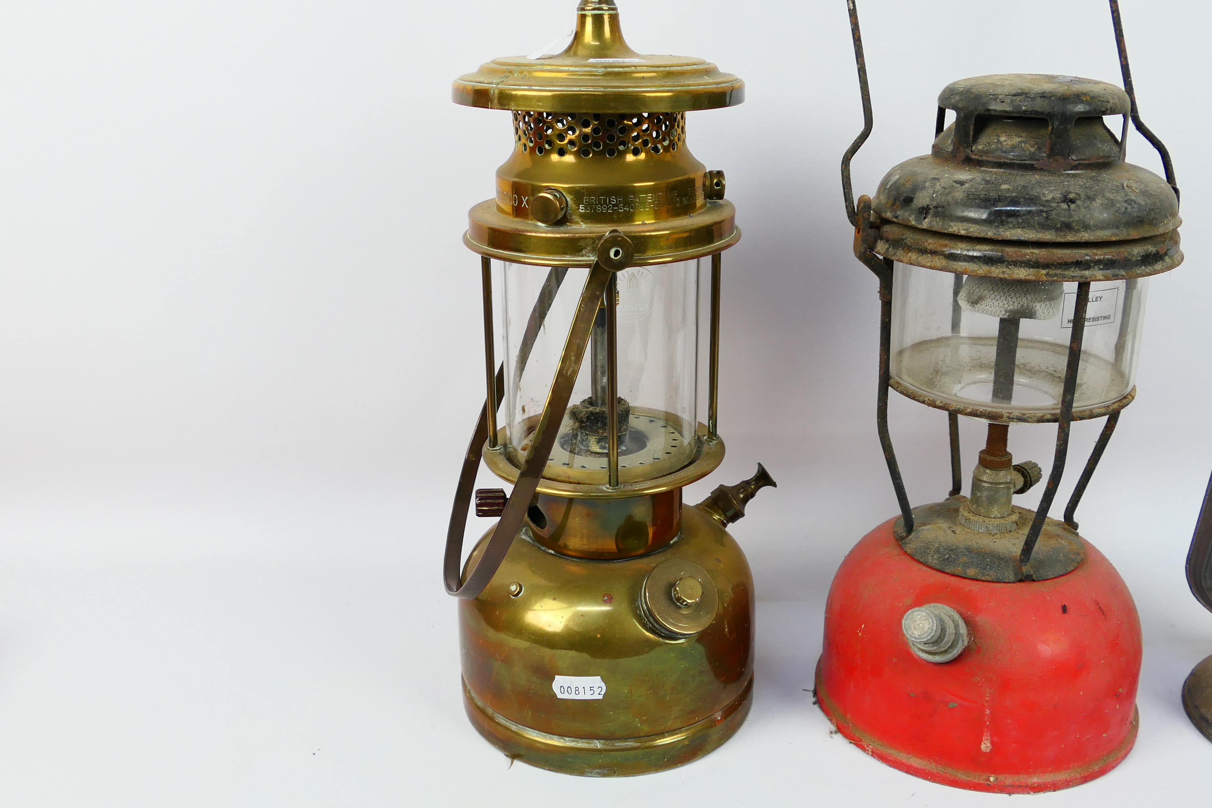 Vintage lanterns to include a brass Vapalux 300X and other. - Image 2 of 6