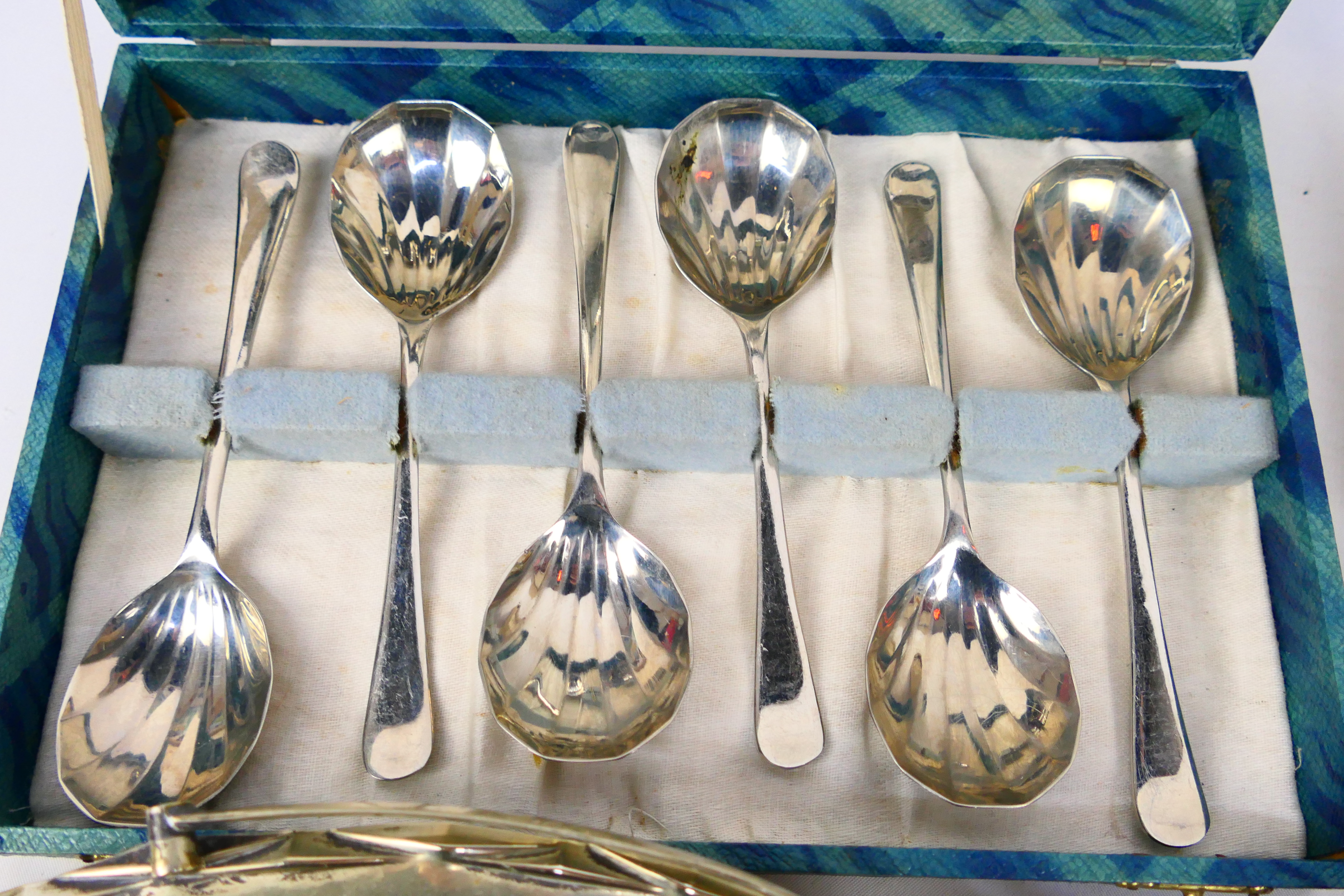 A collection of various plated ware, part cased. - Image 6 of 6