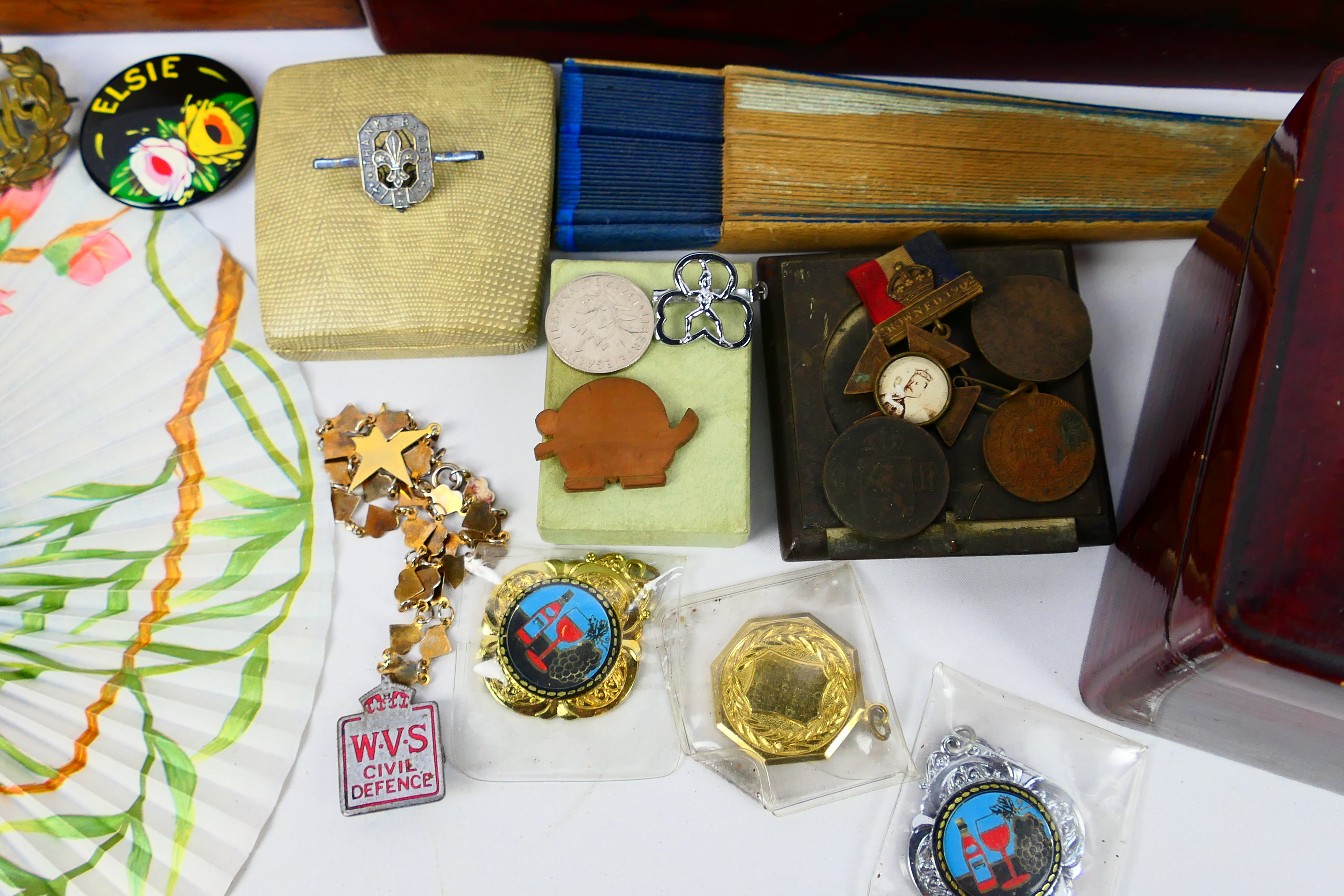 Mixed collectables to include lacquered boxes, silver Boy Scout Thanks badges, hand fans and other. - Image 6 of 10
