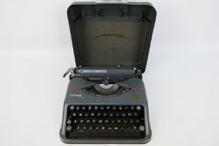 Hermes - A Hermes 1940s vintage Baby type writer - The typewriter which is in its metal case