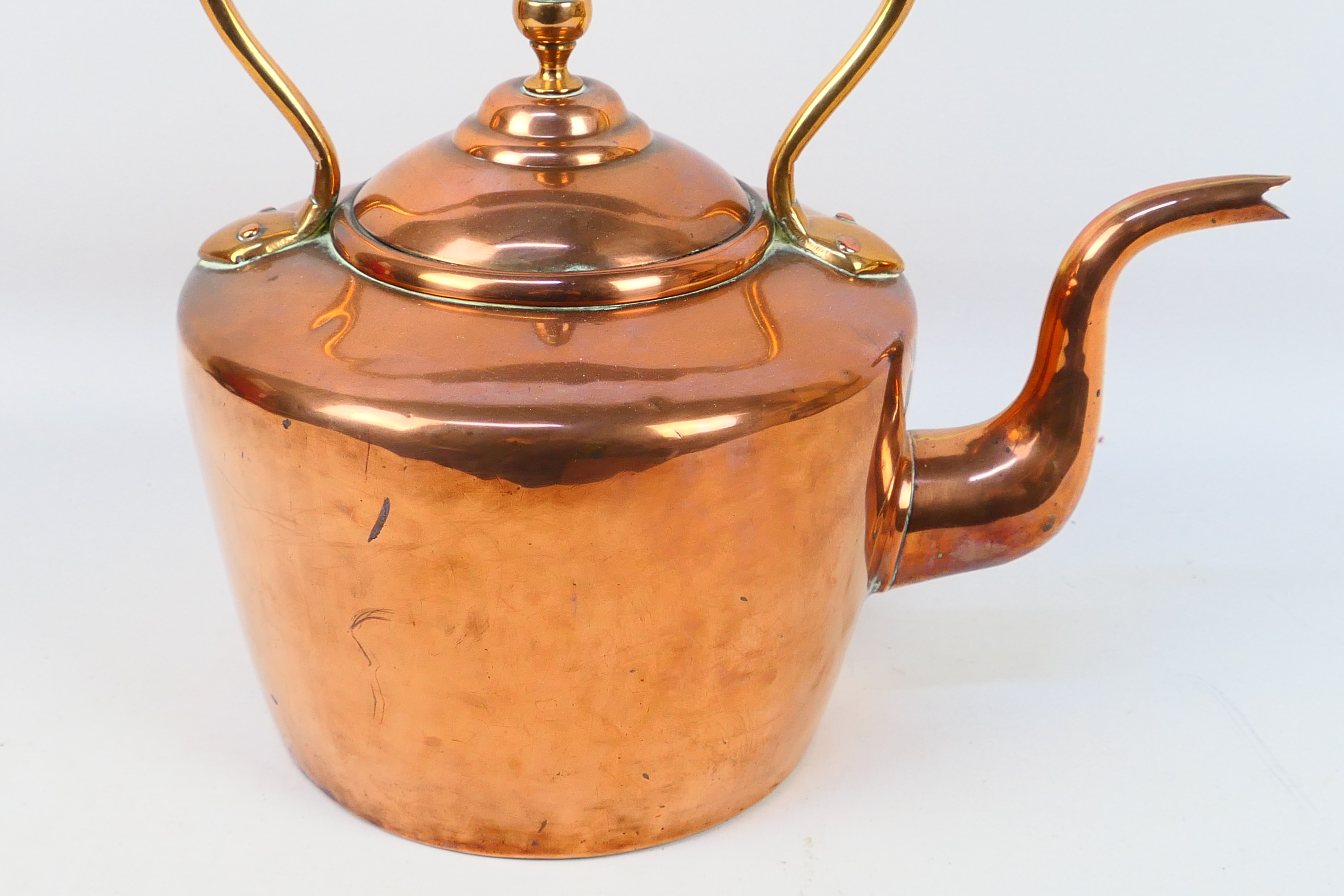 An antique copper kettle with acorn finial to the cover. - Image 2 of 6