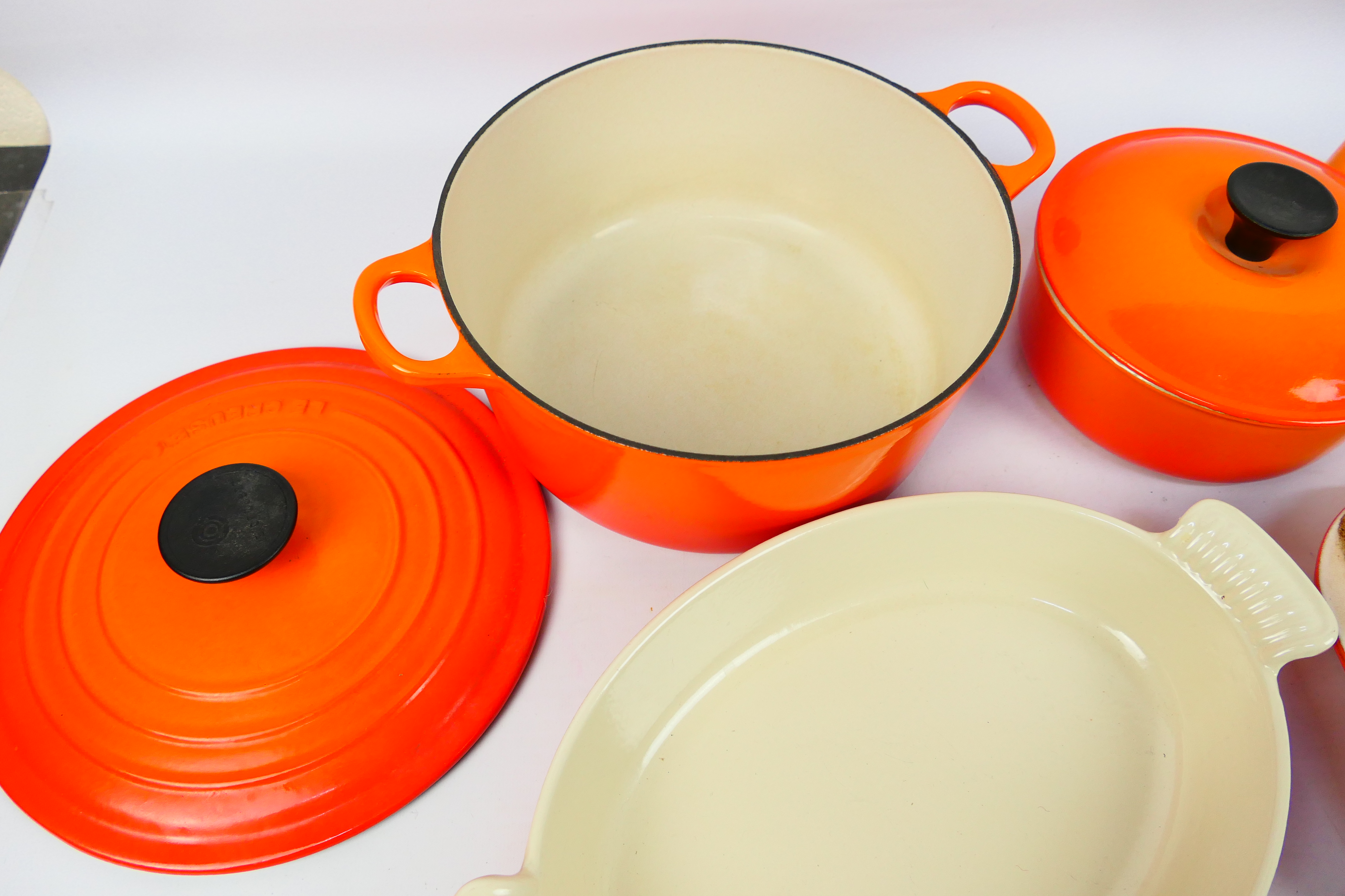 A collection of Volcanic Orange Le Creuset cookwares to include casserole dish and cover (25 cm - Image 5 of 11