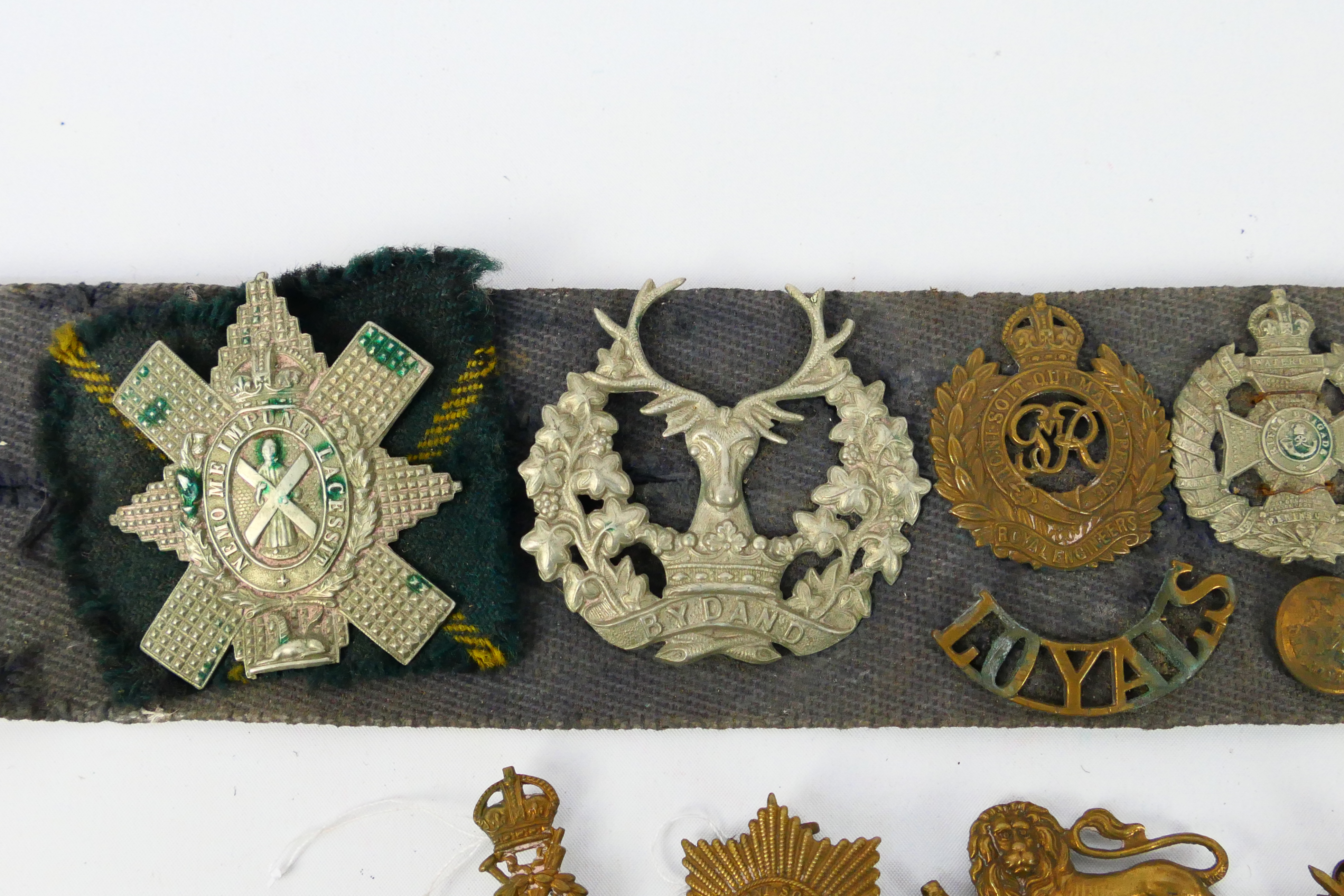 A collection of cap badges and similar insignia to include Royal East Kent, Rifle Brigade, - Image 2 of 12