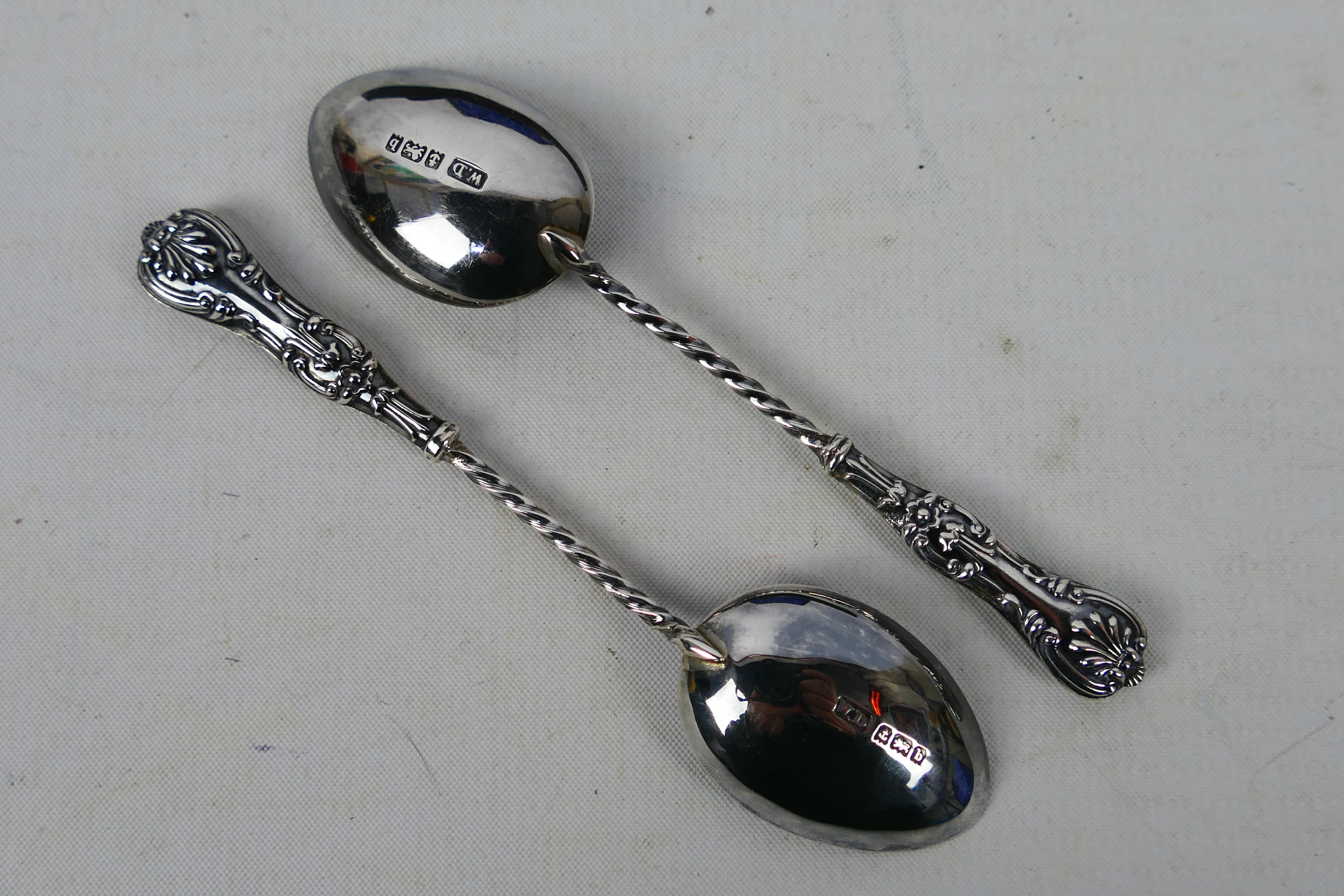 A cased set of six Edwardian coffee spoons with embossed handles and twist stems, - Image 4 of 5