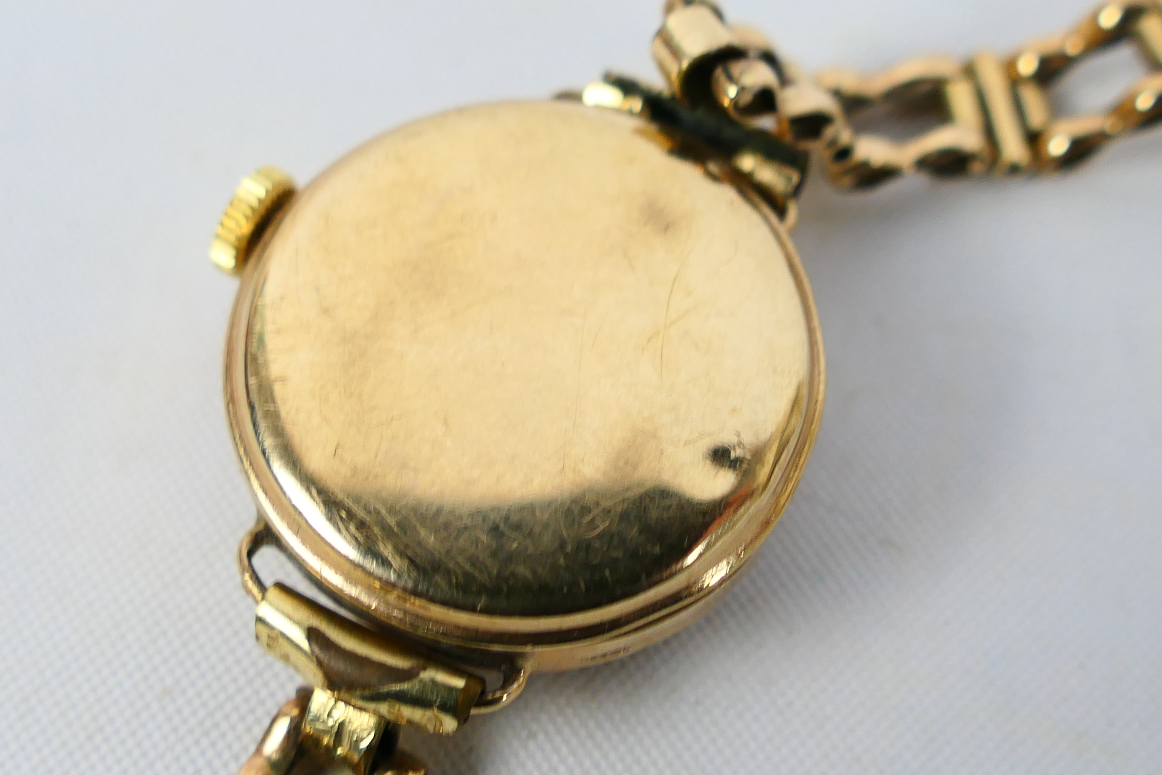 A lady's 9ct yellow gold cased Avia wrist watch on 9ct gold bracelet, approximately 8. - Image 3 of 6