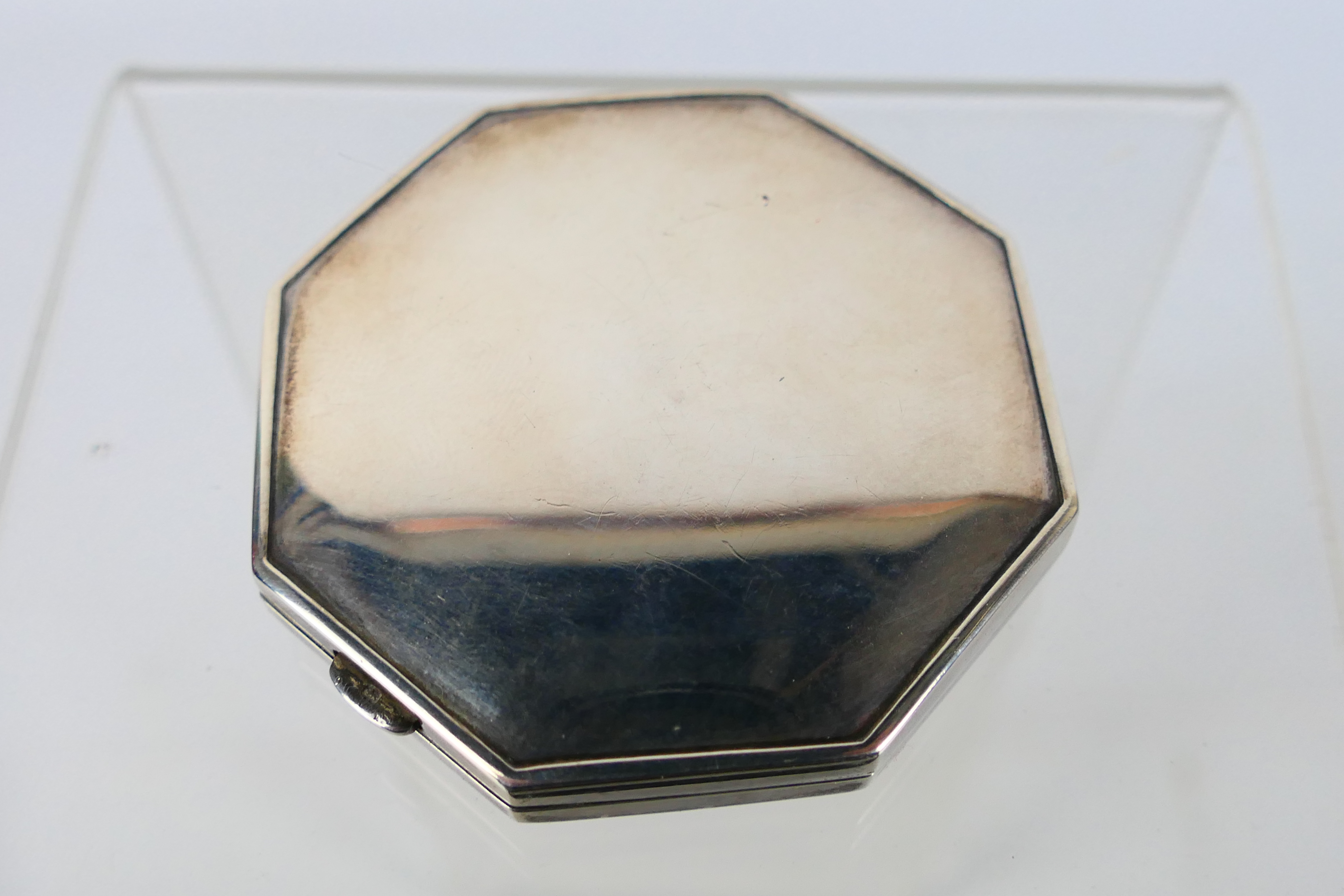 A silver powder compact of octagonal form having engine turned decoration to the cover, - Image 4 of 6