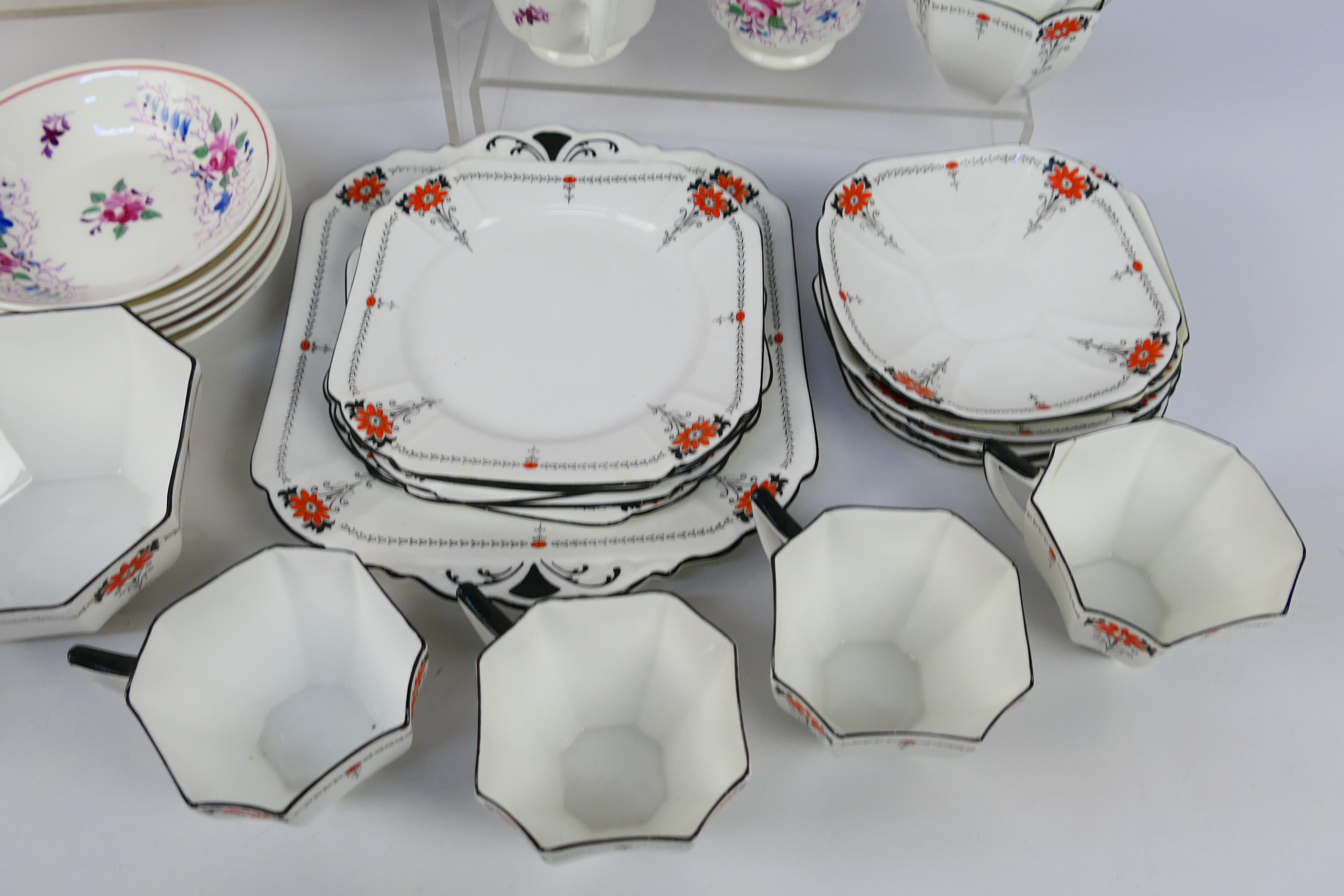 Shelley - A quantity of Queen Anne shape tea wares decorated in the Red Daisy pattern 11497 - Image 4 of 9