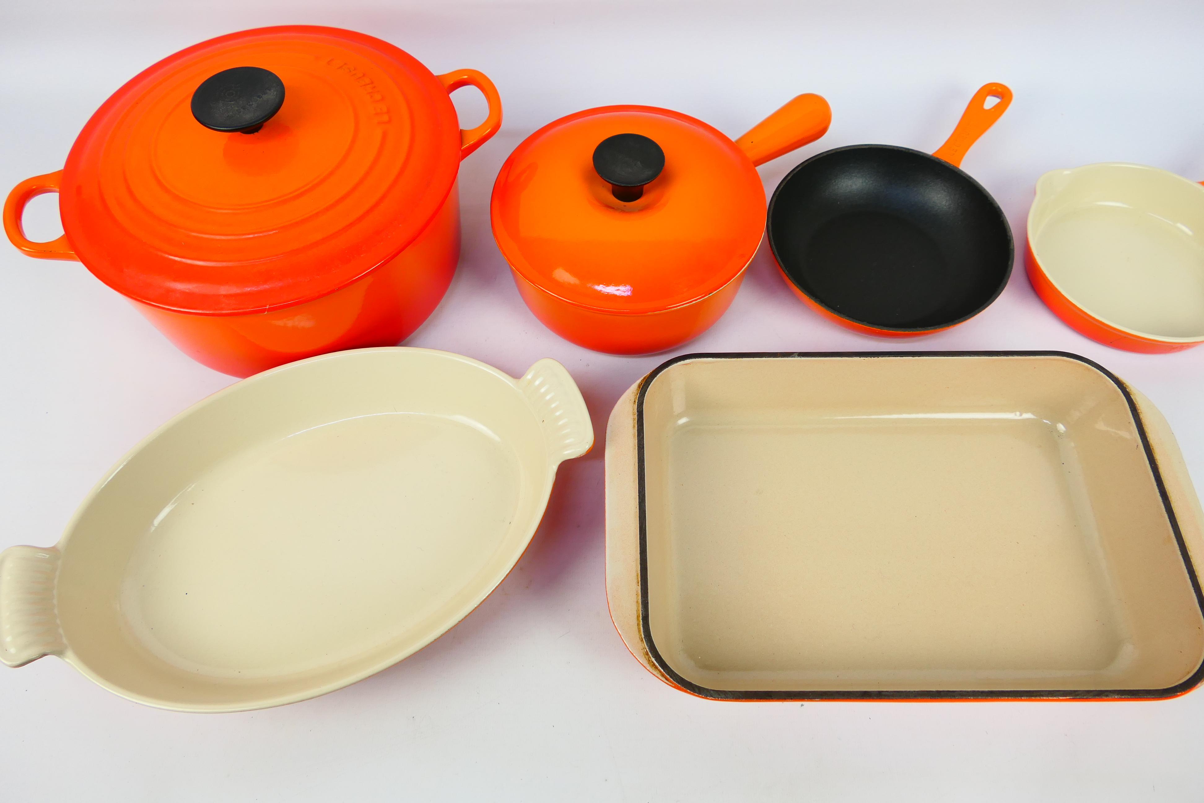 A collection of Volcanic Orange Le Creuset cookwares to include casserole dish and cover (25 cm - Image 4 of 11
