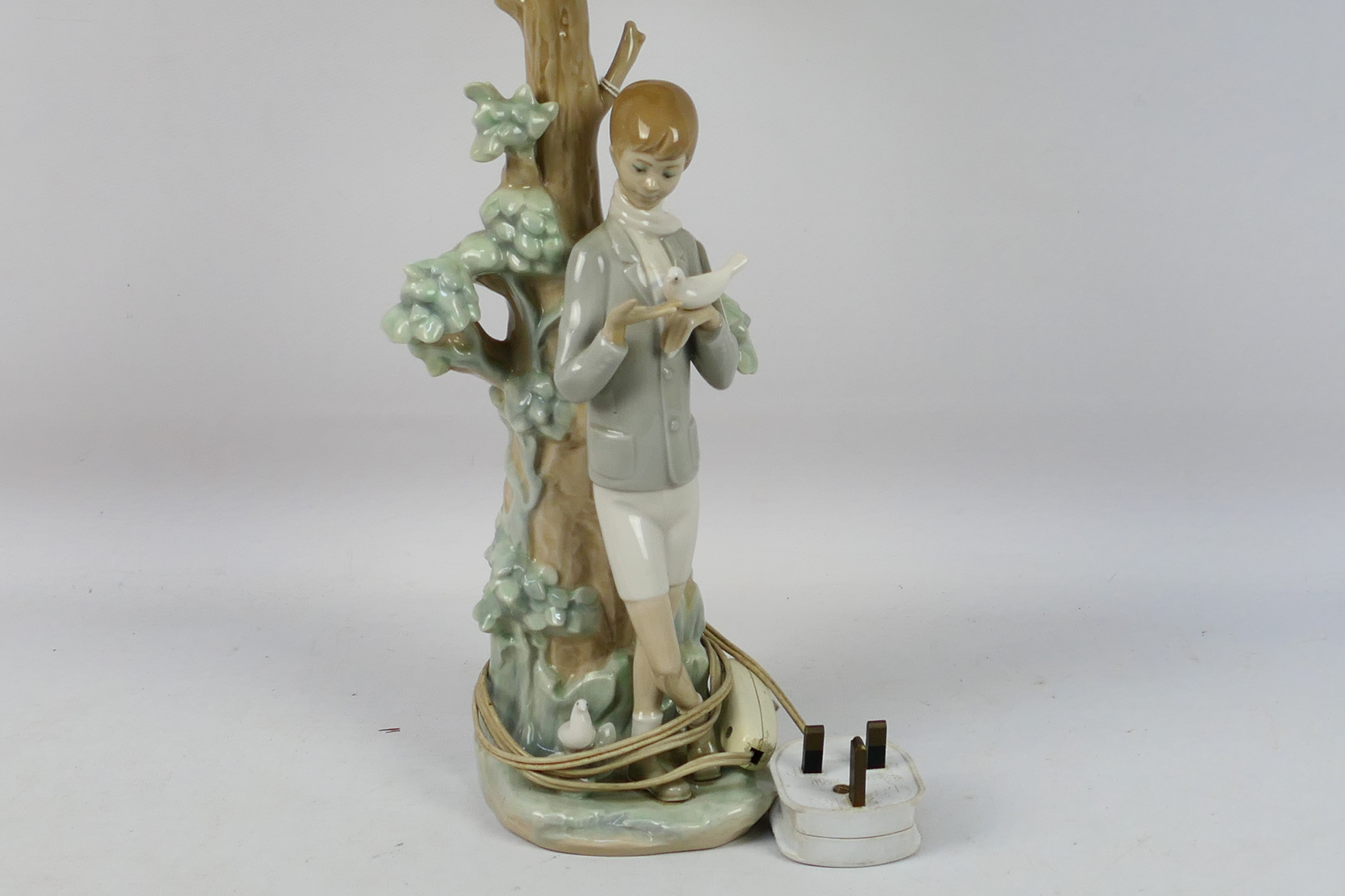 A Lladro figural table lamp depicting a boy feeding a dove, # 4508, - Image 2 of 7