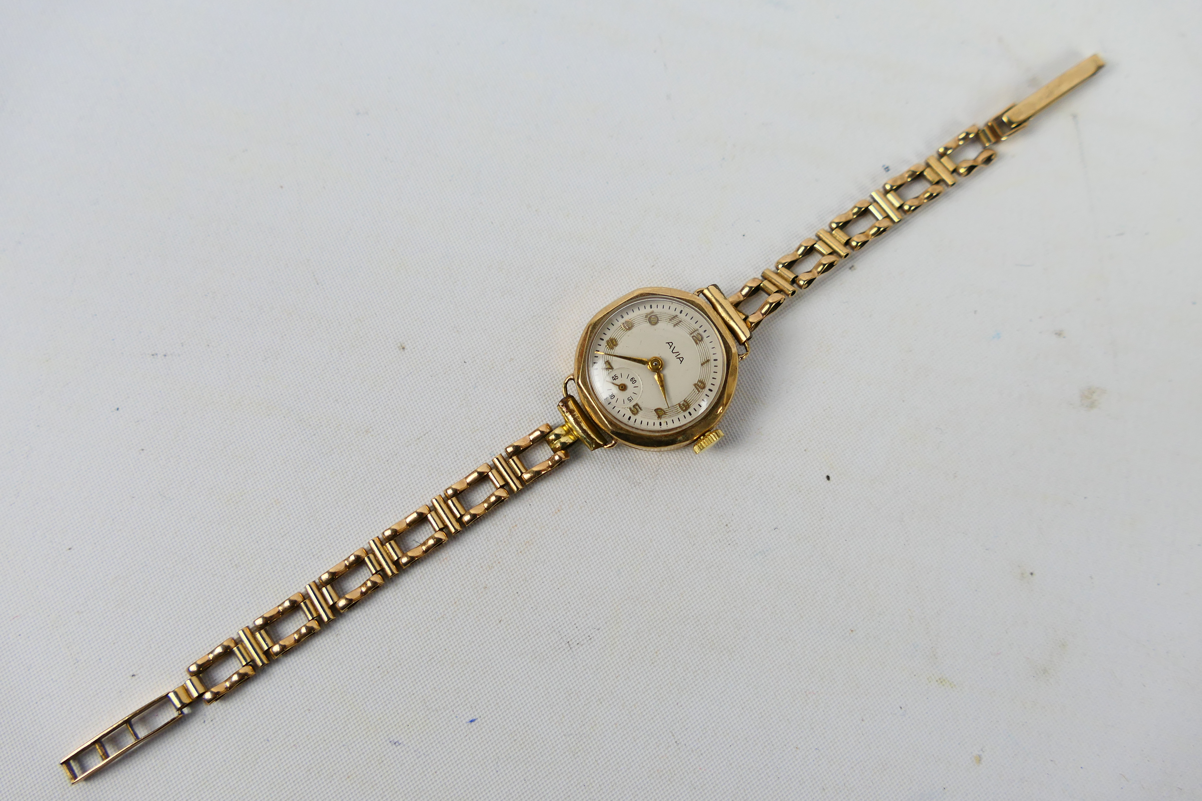 A lady's 9ct yellow gold cased Avia wrist watch on 9ct gold bracelet, approximately 8. - Image 2 of 6