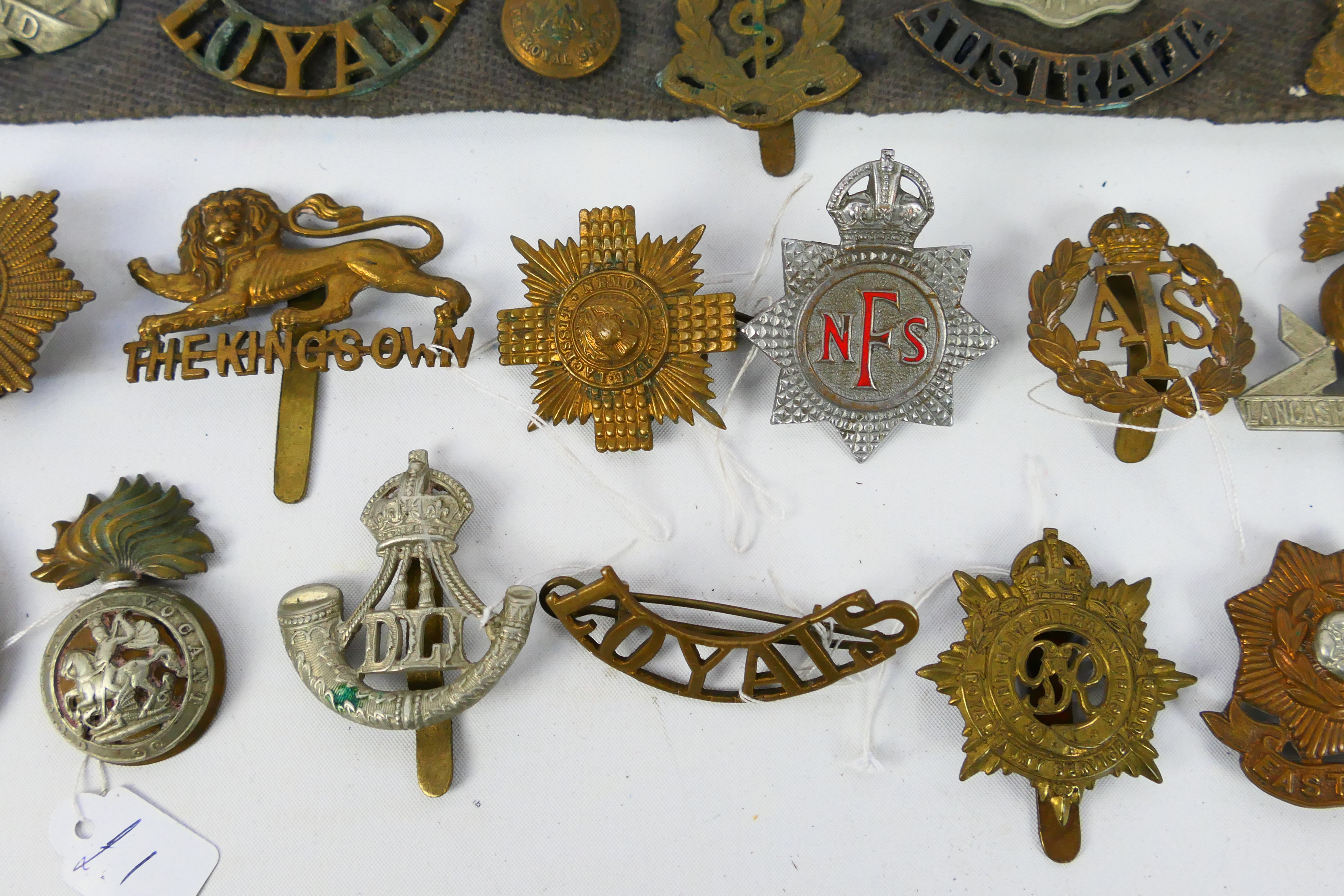 A collection of cap badges and similar insignia to include Royal East Kent, Rifle Brigade, - Image 8 of 12