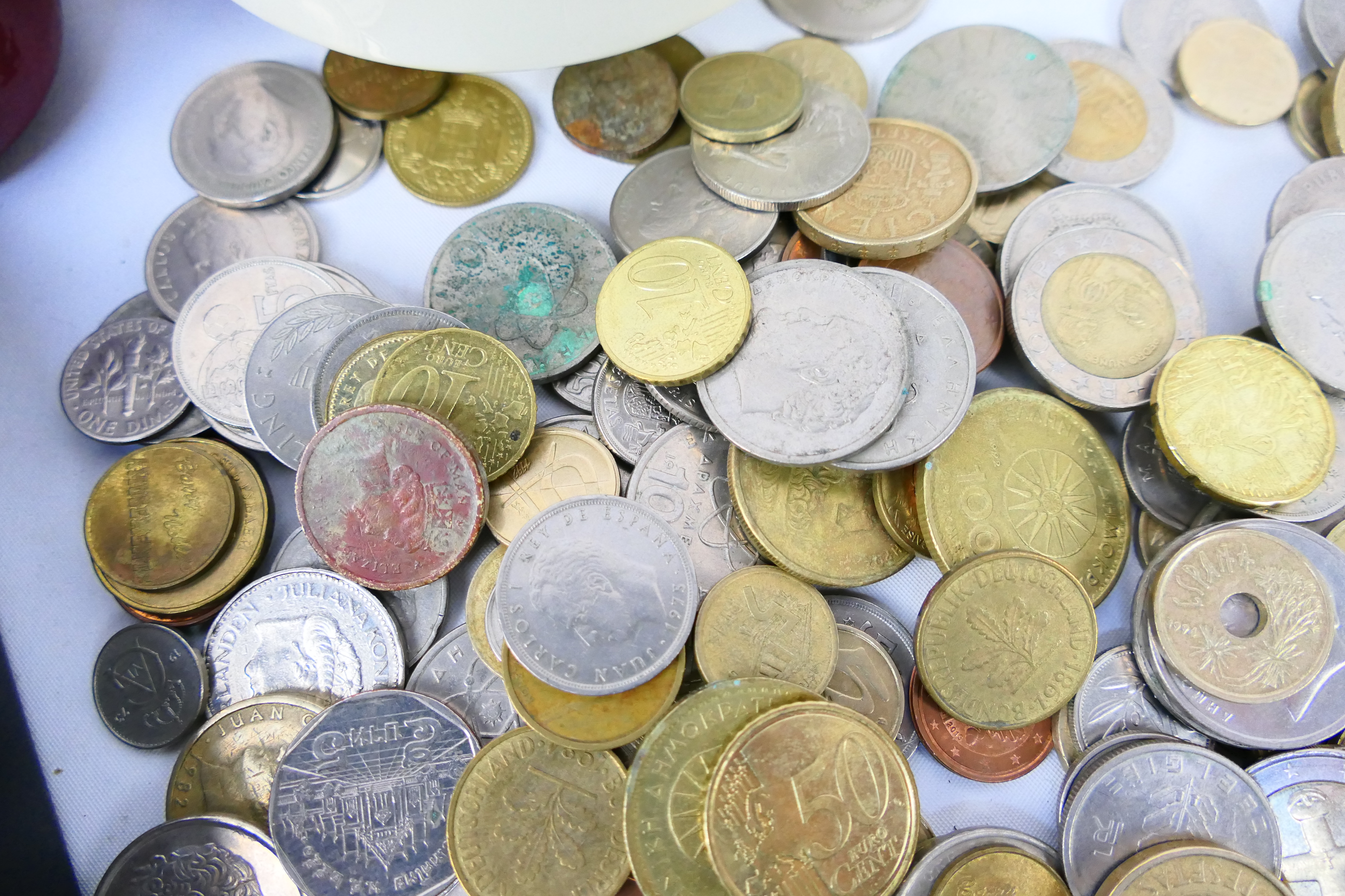 A collection of UK and foreign coins, some silver content. - Image 4 of 5