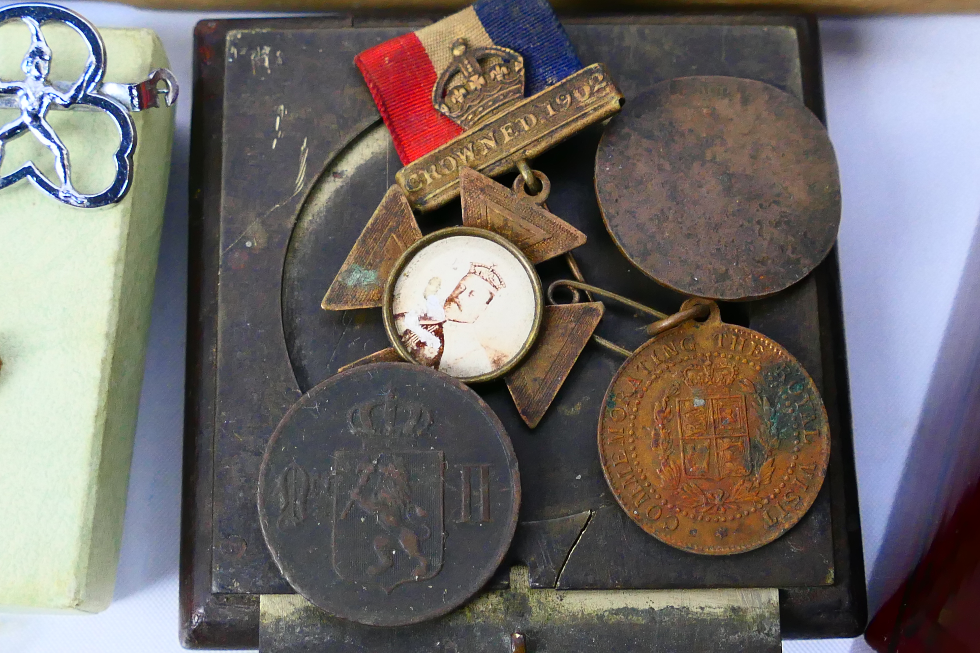 Mixed collectables to include lacquered boxes, silver Boy Scout Thanks badges, hand fans and other. - Image 7 of 10