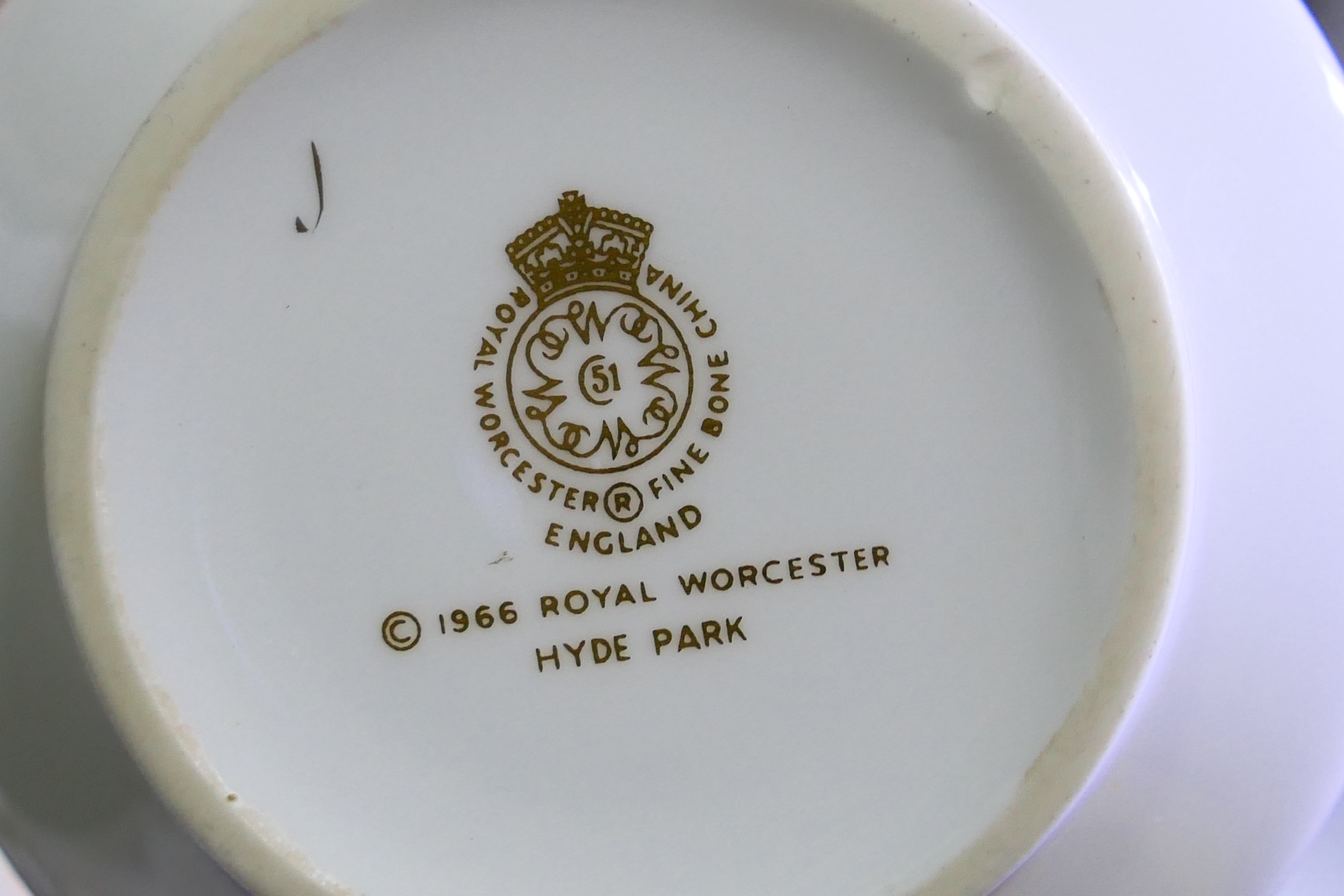 Royal Worcester - A large Royal Worcester 1966 Hyde Park ceramic gold and white tea/dinner set. - Image 5 of 5