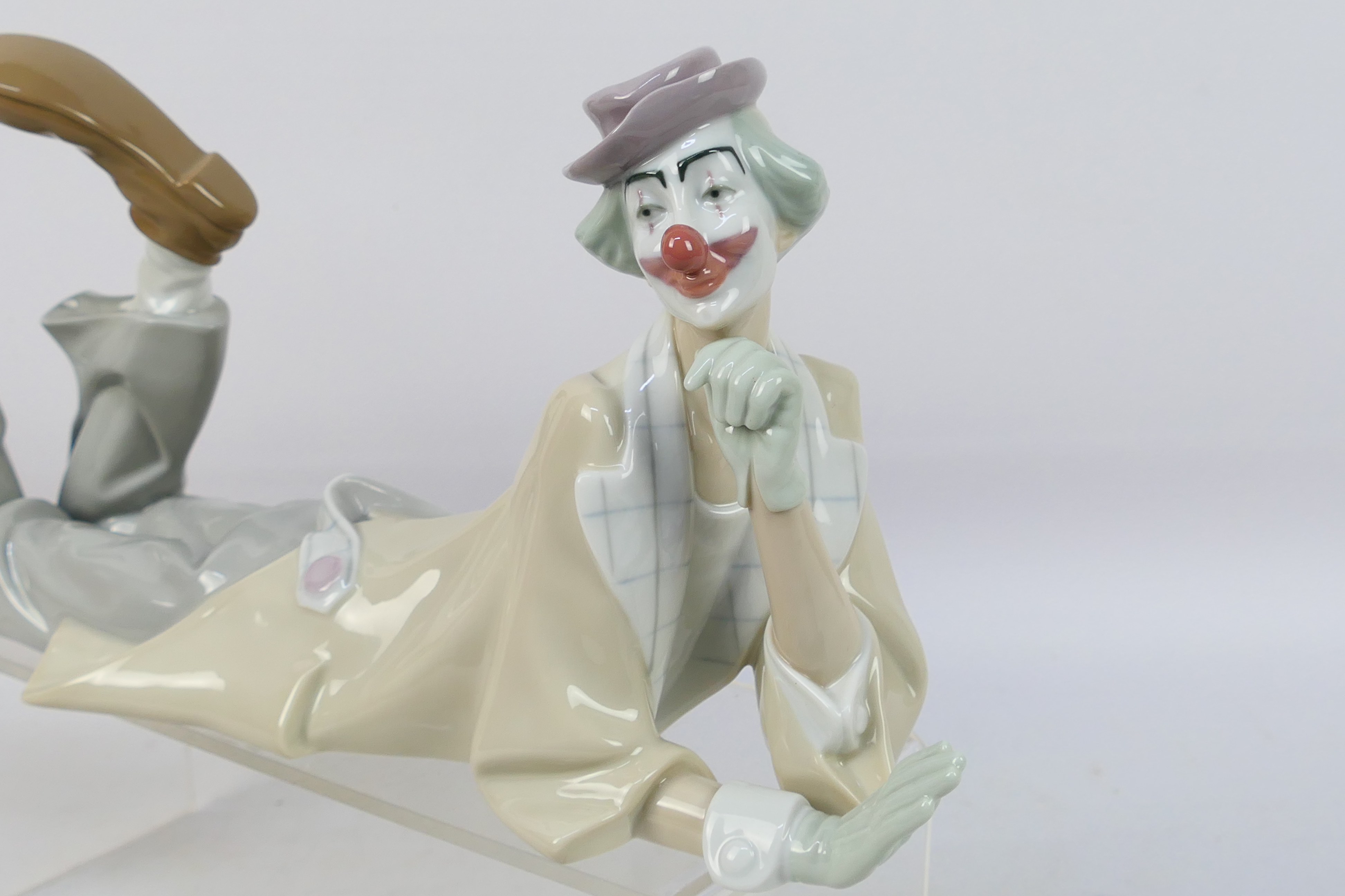 Lladro - A large figure depicting a recumbent clown with a ball, # 4618, Clown, - Image 3 of 7