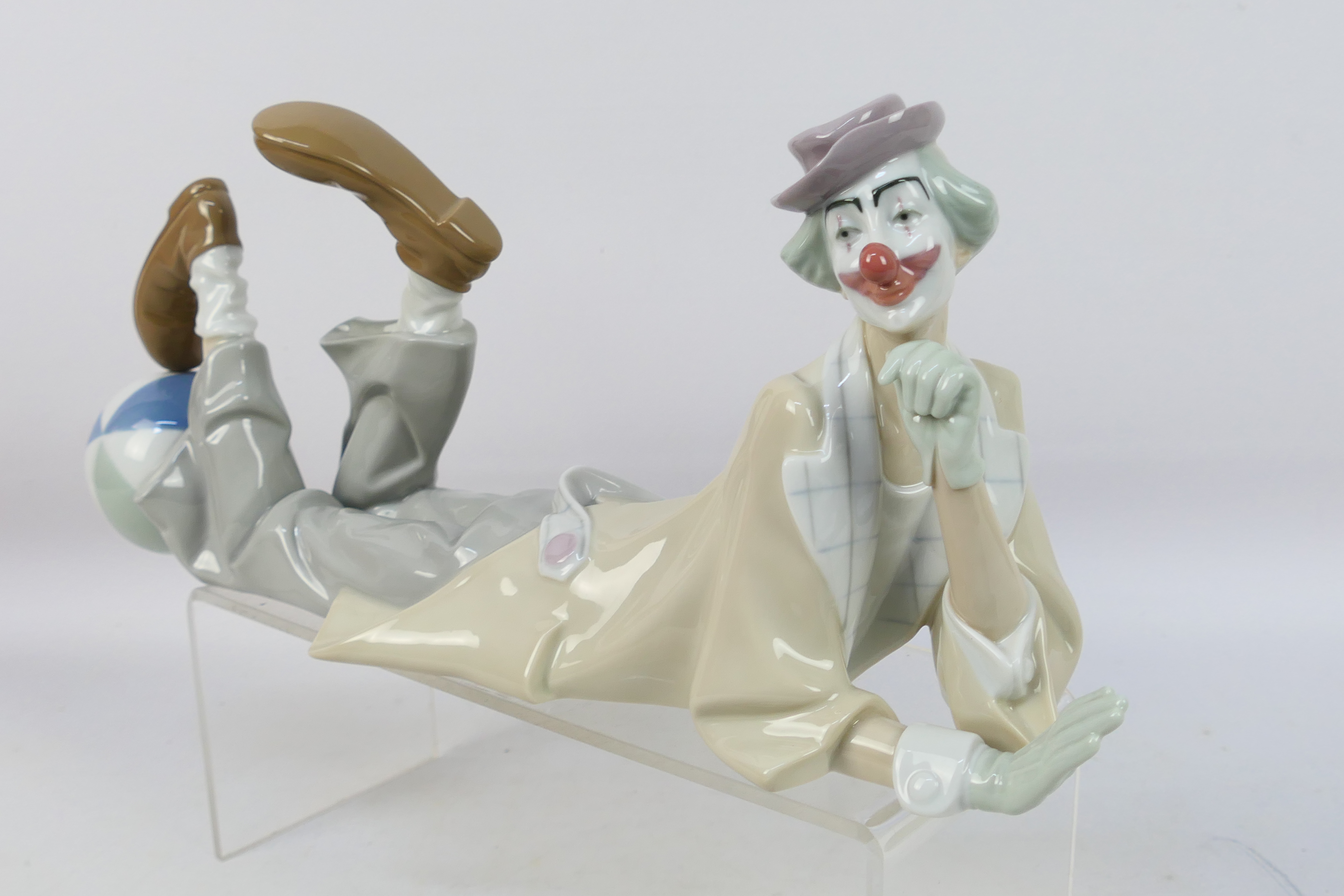 Lladro - A large figure depicting a recumbent clown with a ball, # 4618, Clown, - Image 2 of 7