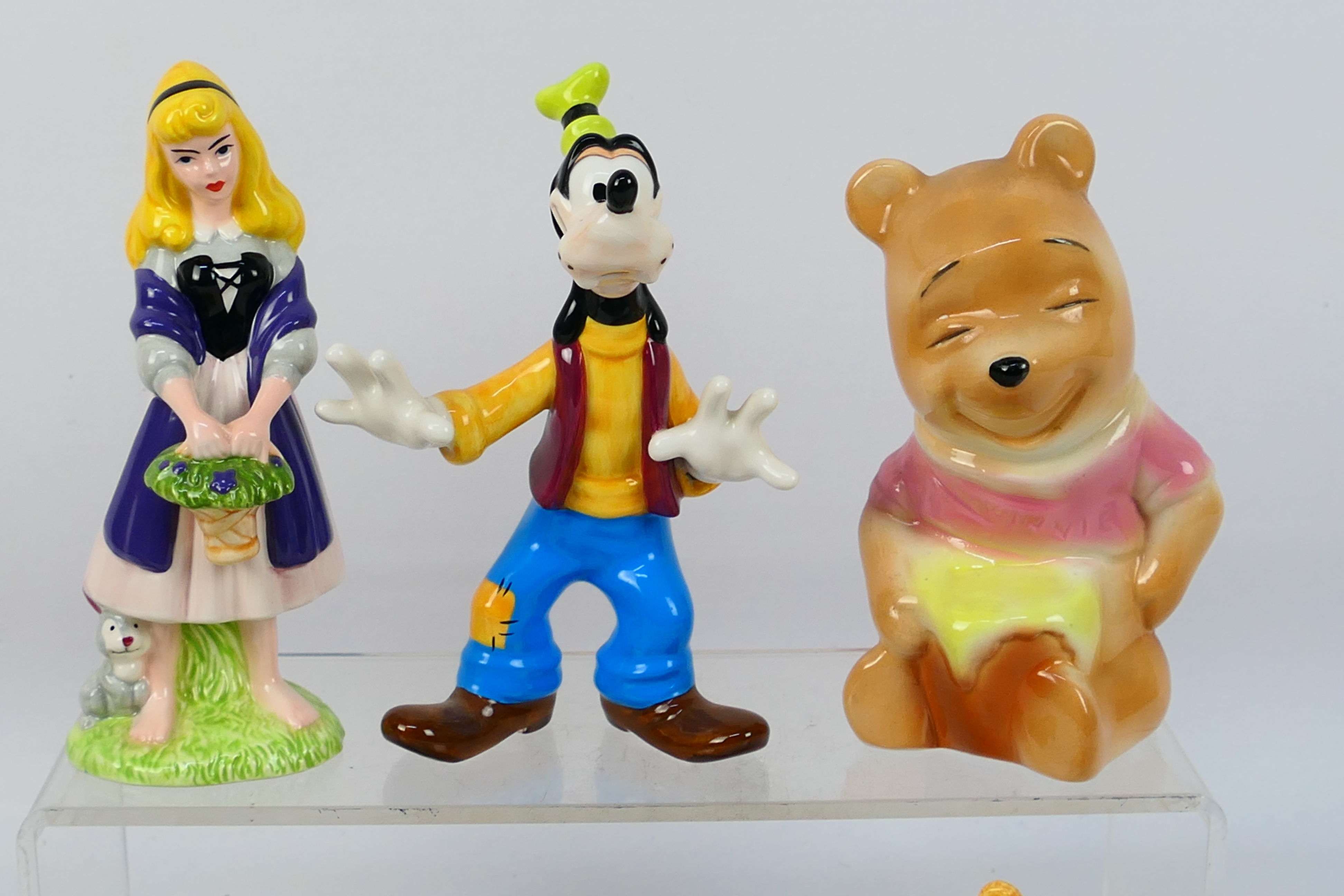 Disney - Figurines - Ceramics - An assortment of 7 unboxed Disney ceramic figurines including - Image 2 of 7