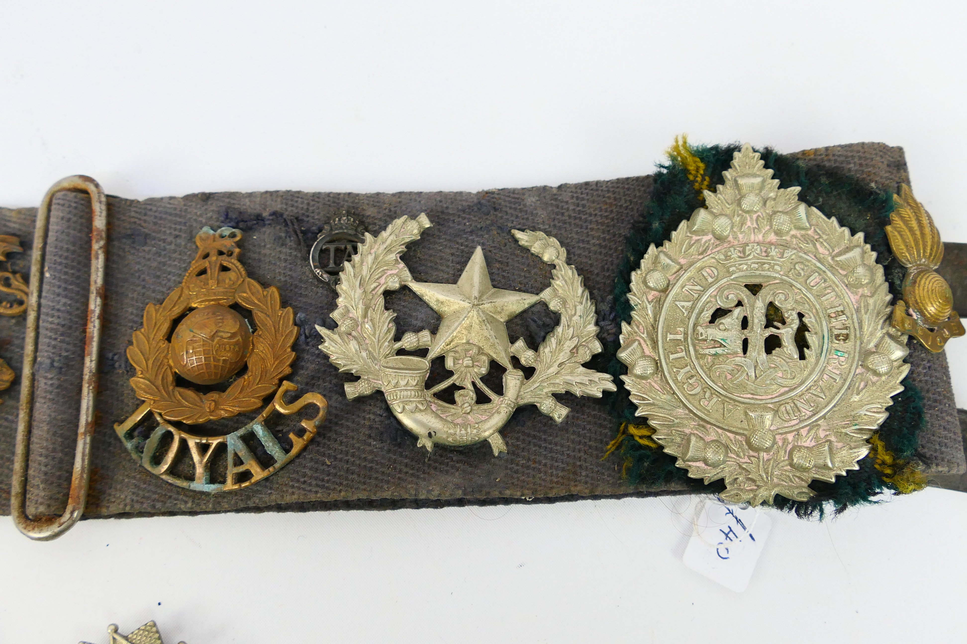 A collection of cap badges and similar insignia to include Royal East Kent, Rifle Brigade, - Image 6 of 12