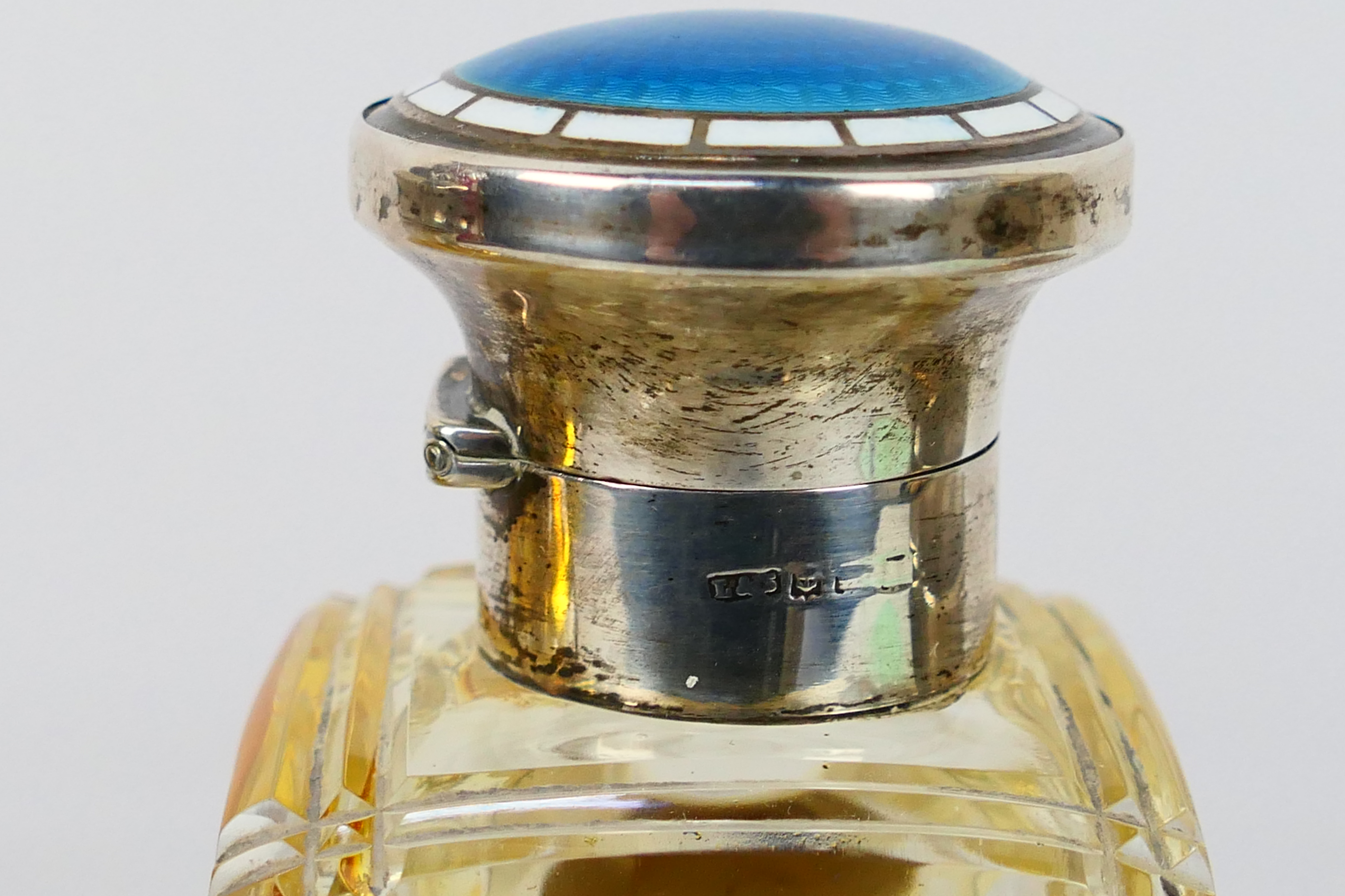 A group of silver mounted dressing table items comprising scent bottle with silver and enamel lid, - Image 4 of 8