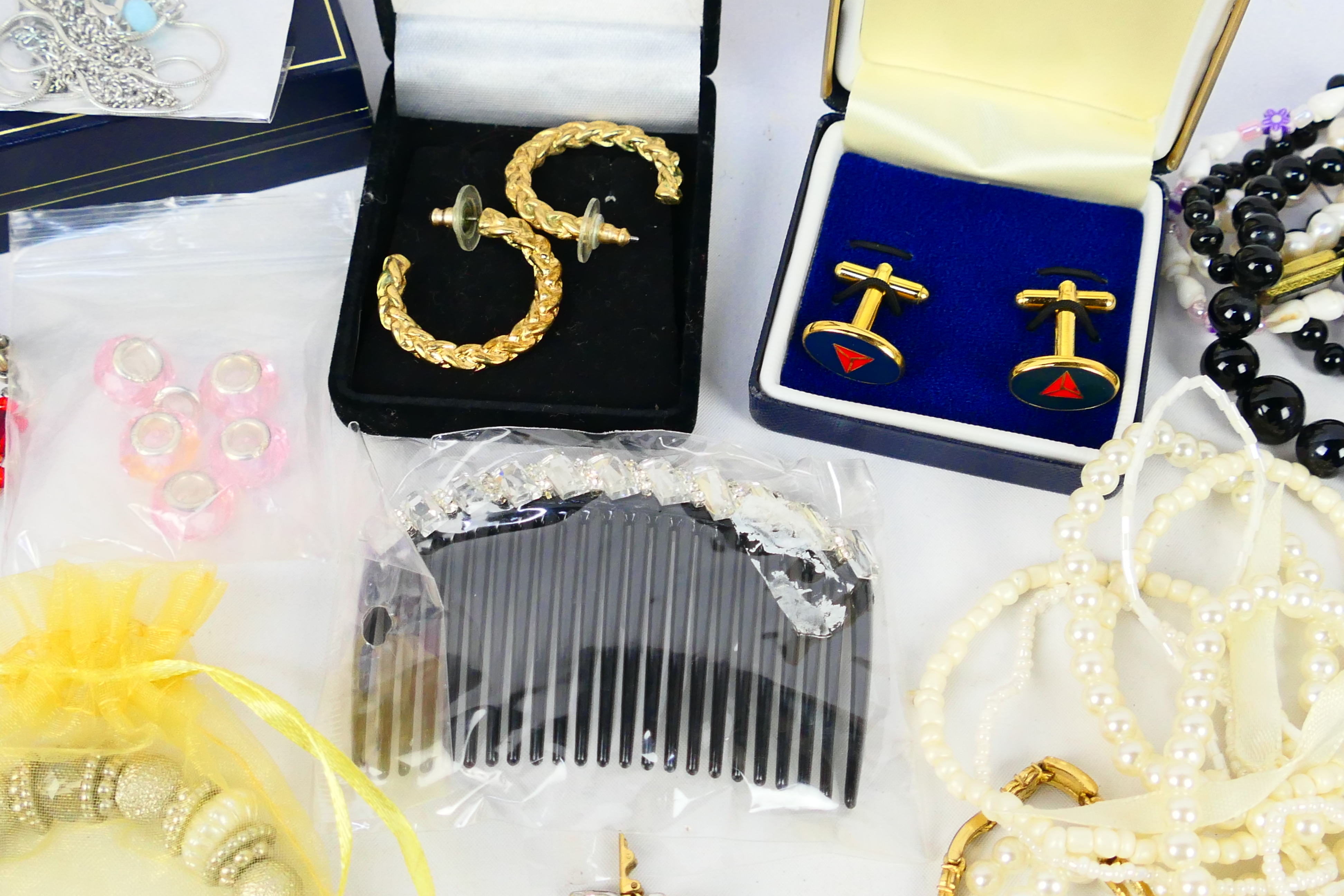 A varied collection of costume jewellery, some pieces stamped 925. - Image 6 of 10