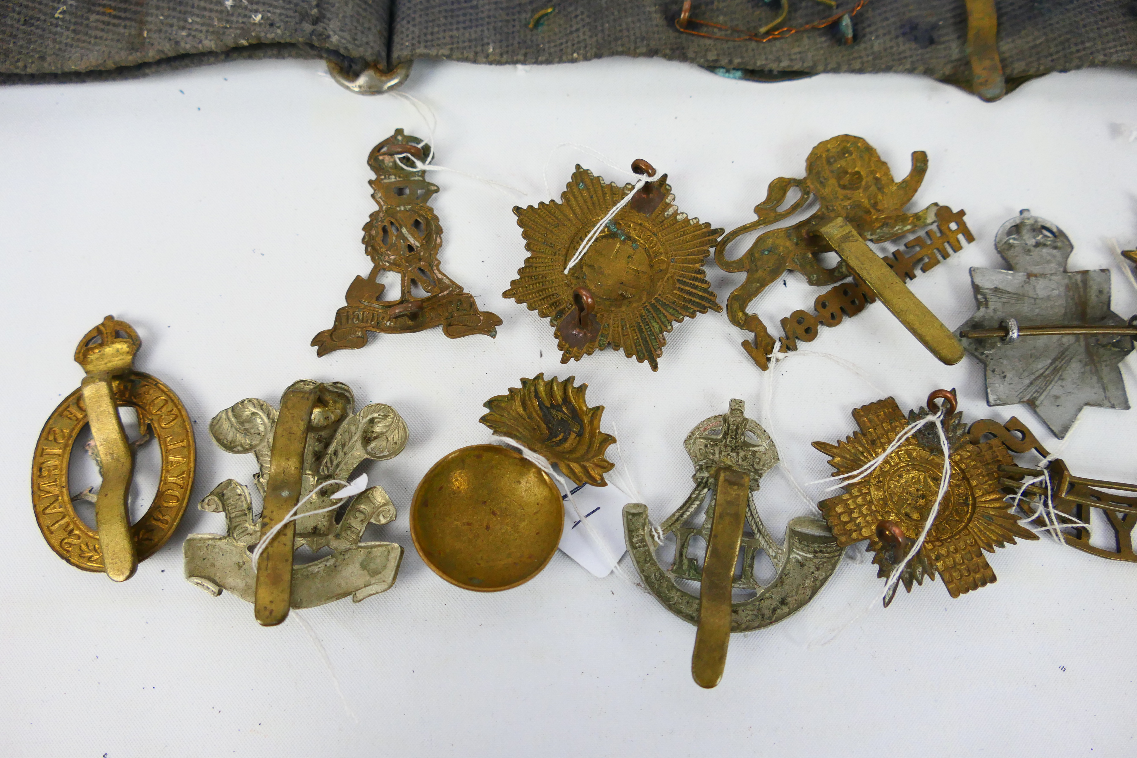 A collection of cap badges and similar insignia to include Royal East Kent, Rifle Brigade, - Image 11 of 12