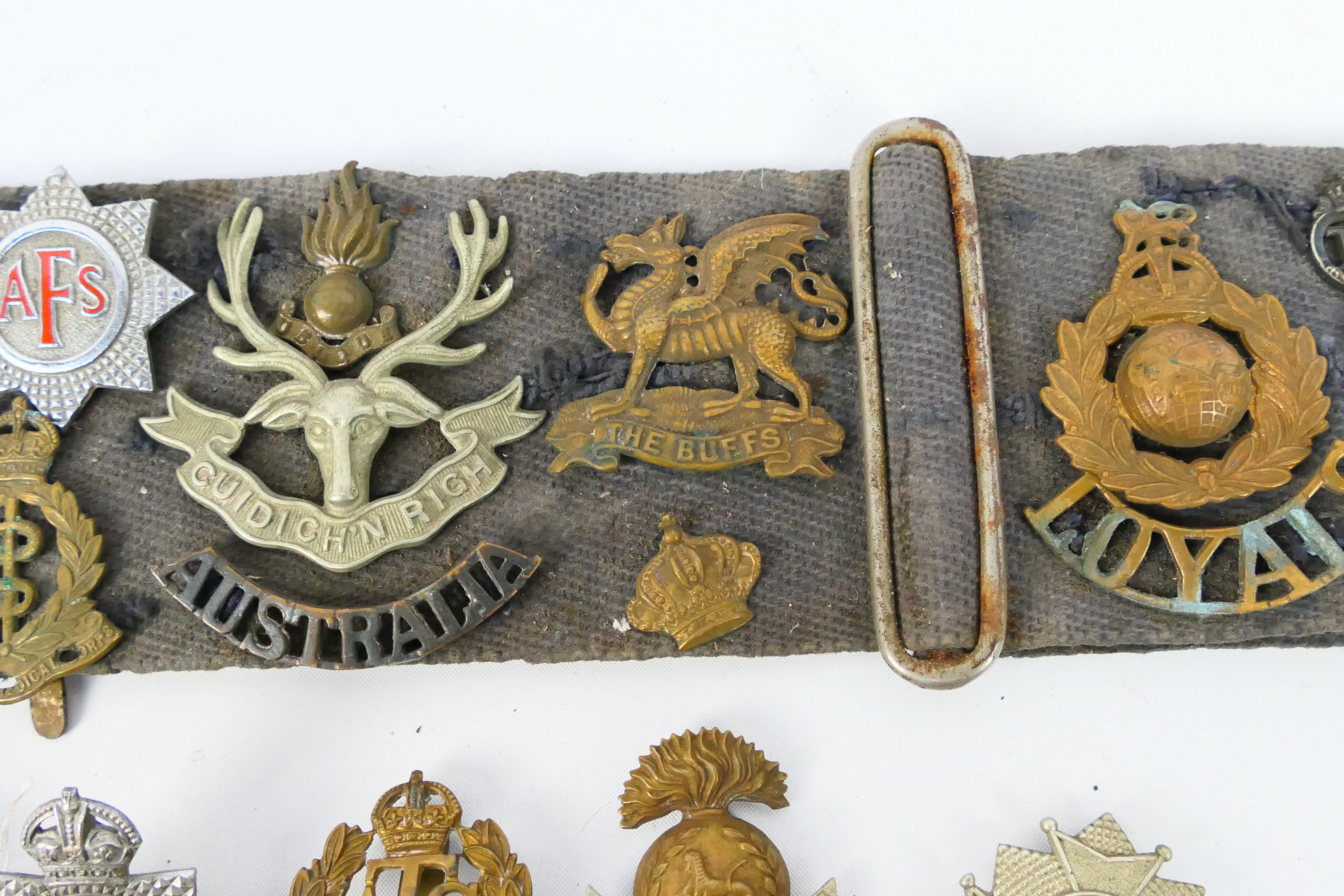 A collection of cap badges and similar insignia to include Royal East Kent, Rifle Brigade, - Image 5 of 12